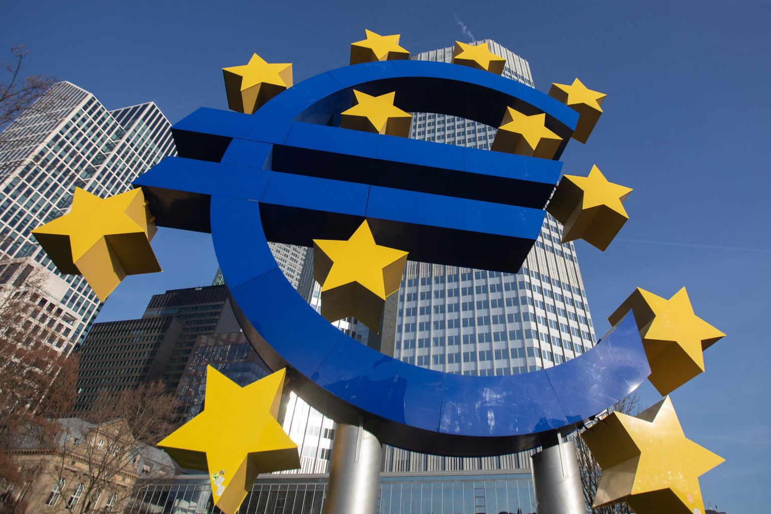 Euro skulptuur endise Euroopa Keskpanga peakontori ees Frankfurtis.