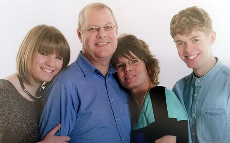 Martyn Matthews (vasakult teine) koos perega. Foto: Scanpix