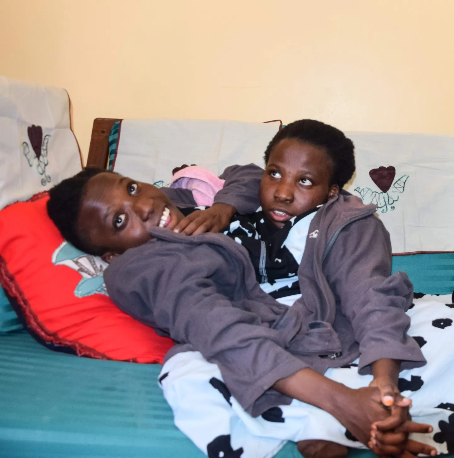 Maria (vasakul) ja Consolata Mwakikuti
