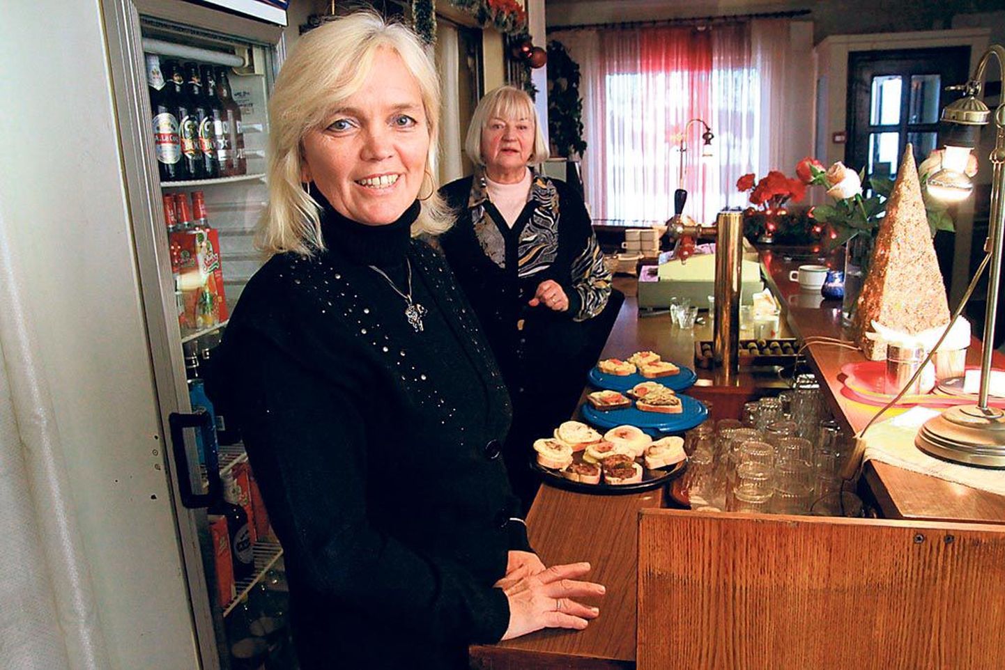 Kohviku omanike Ulvi Tederi (esiplaanil) ja Mare Lahesaare tööpäev algab üle Pärnu kuulsate võileibade valmistamisega.