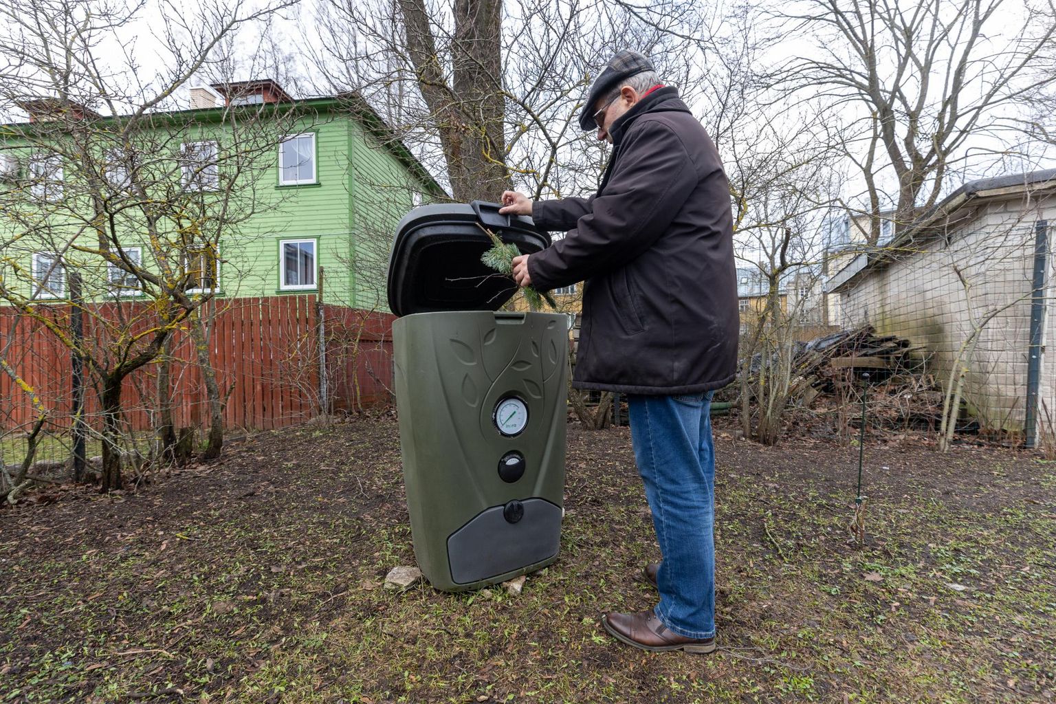 Biojäätmete kompostimiseks võib osta spetsiaalse kompostri. Osavnäpp võib kinnise kompostri ka ise meisterdada. Peaasi, et linnud ja loomad toidujäätmetele ligi ei saaks.