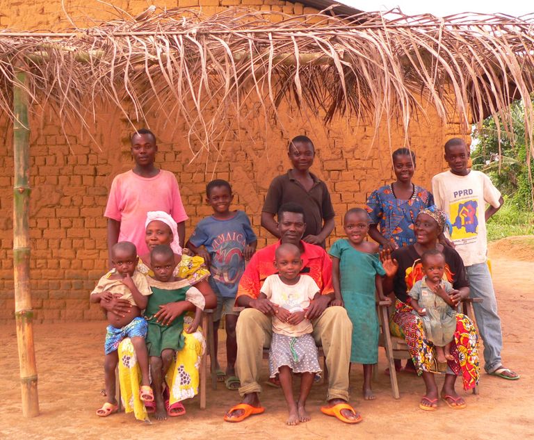 Mongode perekond Kongo Demokraatlikus Vabariigis. Aafrikas elab praegu 1,5 miljardit inimest ning suure sündimuse tõttu peaks rahvaarv sajandi keskpaigaks kasvama veel miljardi võrra.