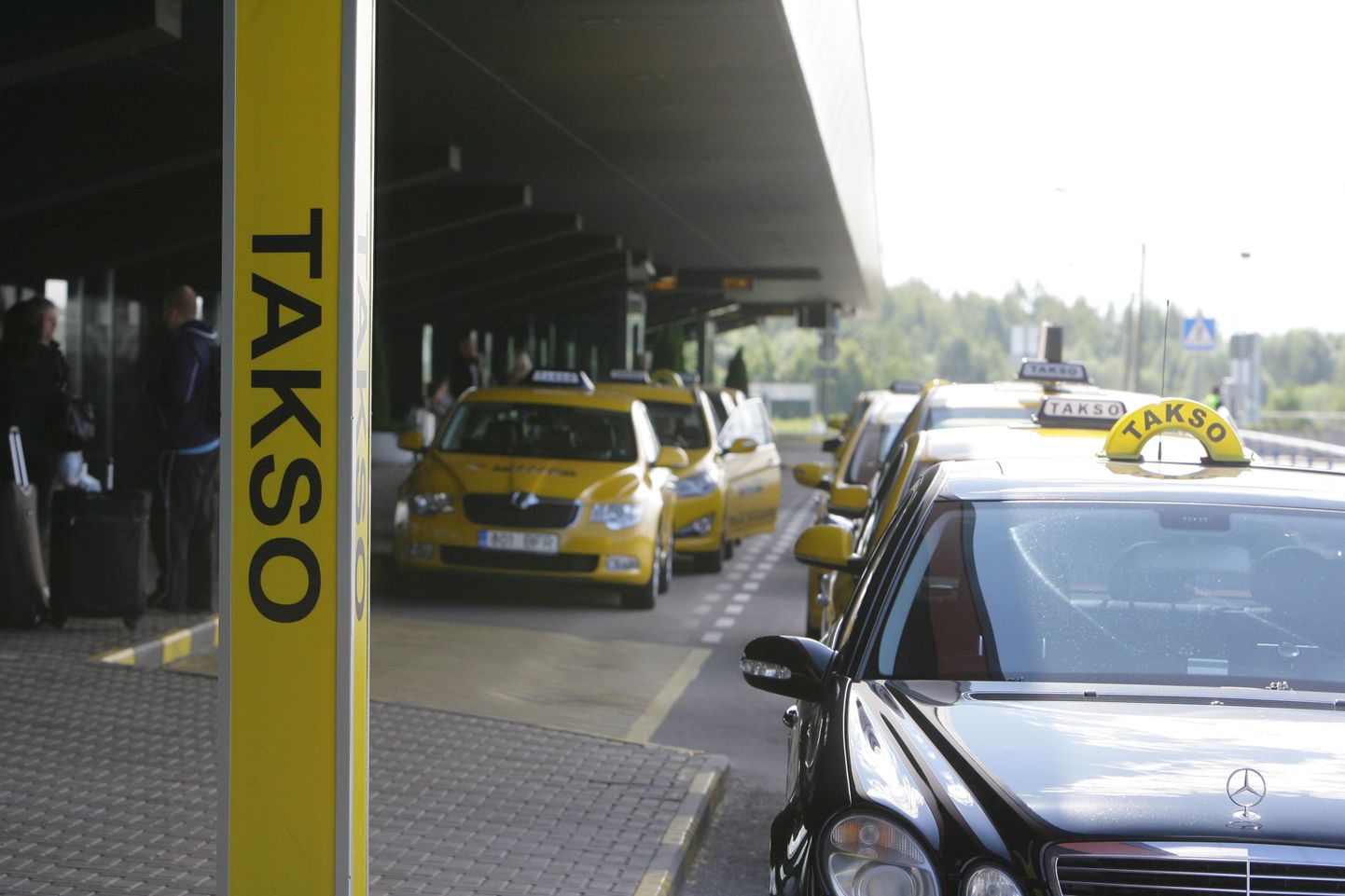 Lepingulised taksod lennujaama ees.