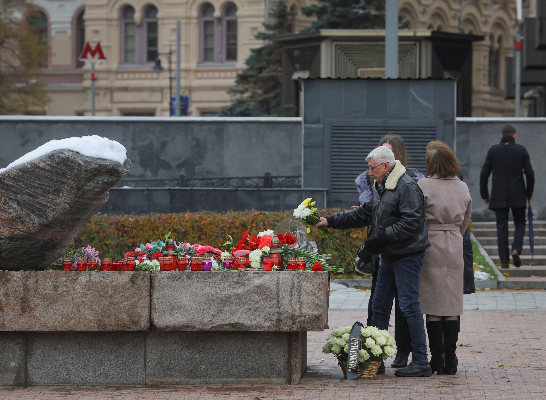 Venemaa inimõiguste aktivist Oleg Orlov Moskvas poliitiliste repressioonide ohvritele lilli asetamas.