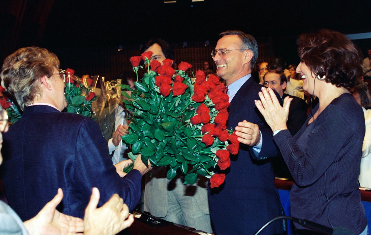 Коллеги поздравляют немецкого социал-демократа Клауса Хенша с избранием на пост президента Европейского парламента в июле 1994 года.