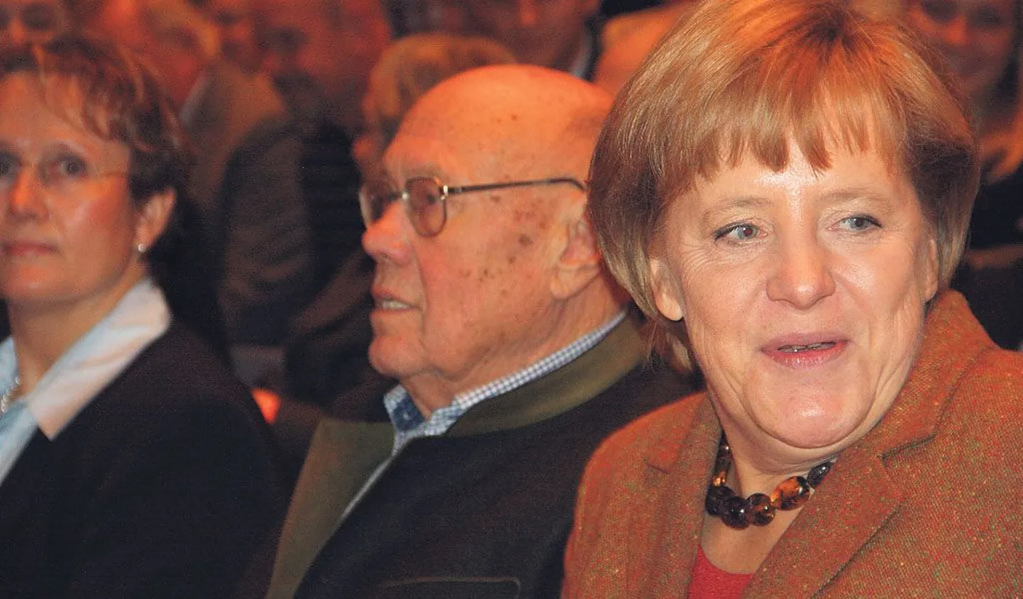 Karlsruhes parteikaaslaste hulgas ennast hästi tundev kantsler Angela Merkel on Saksamaal populaarsem kui kunagi varem. Sügisene valimisvõit ja uus võimuliit sõltuvad siiski sellest, kuidas läheb koalitsioonipartneritel.