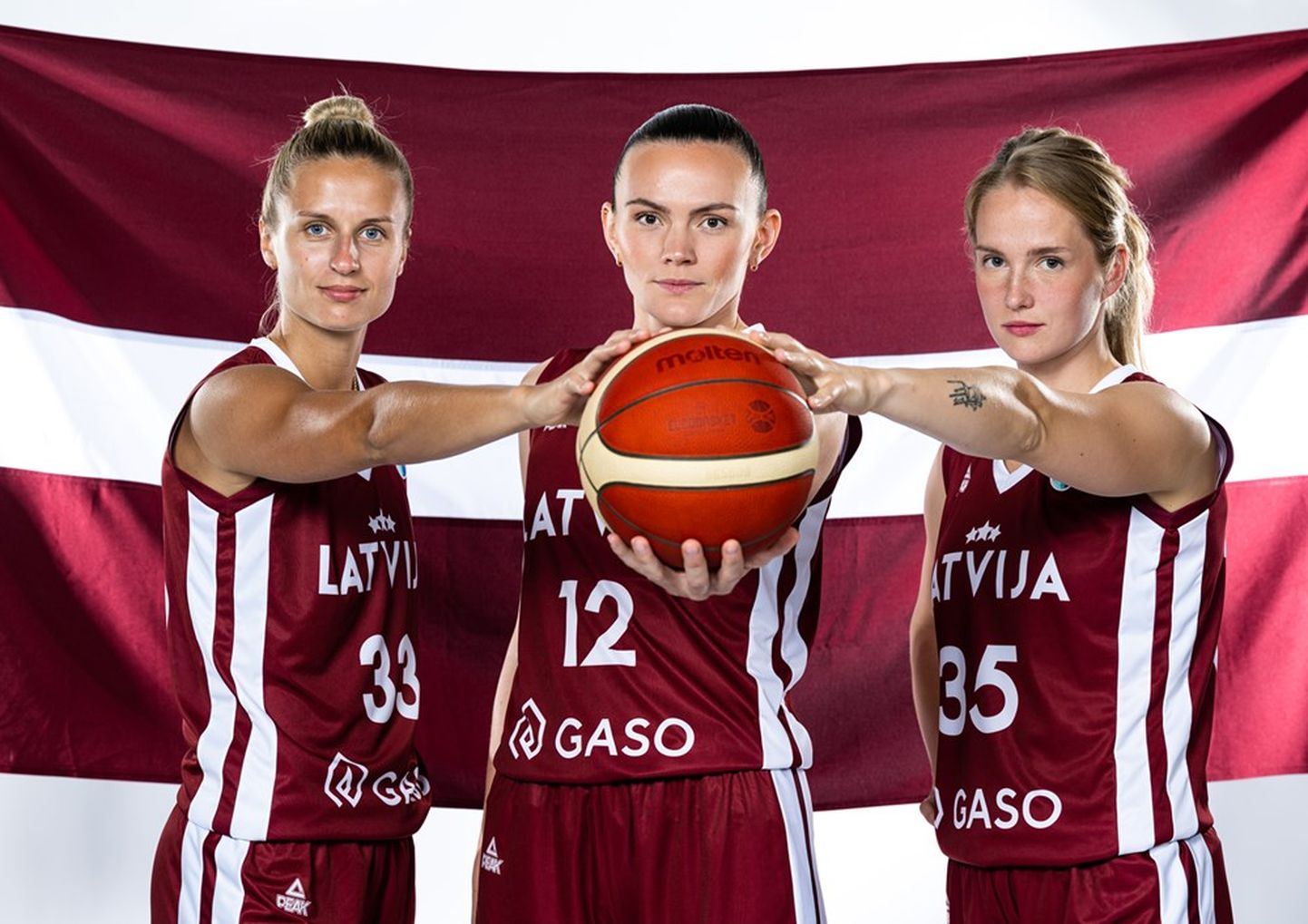 Latvijas izlases basketbolistes Kitija Laksa, Anete Šteinberga un Kate Vilka