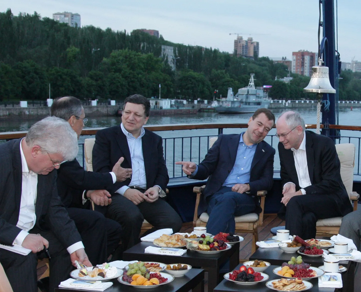 ELi president Herman Van Rompuy (paremalt vasakule), Vene president Dmitri Medvedev, Euroopa Komisjoni juht Jose Manuel Barroso, Vene välisminister Sergei Lavrov ja veel üks ametnik laevasõidul Doni-äärses Rostovis.