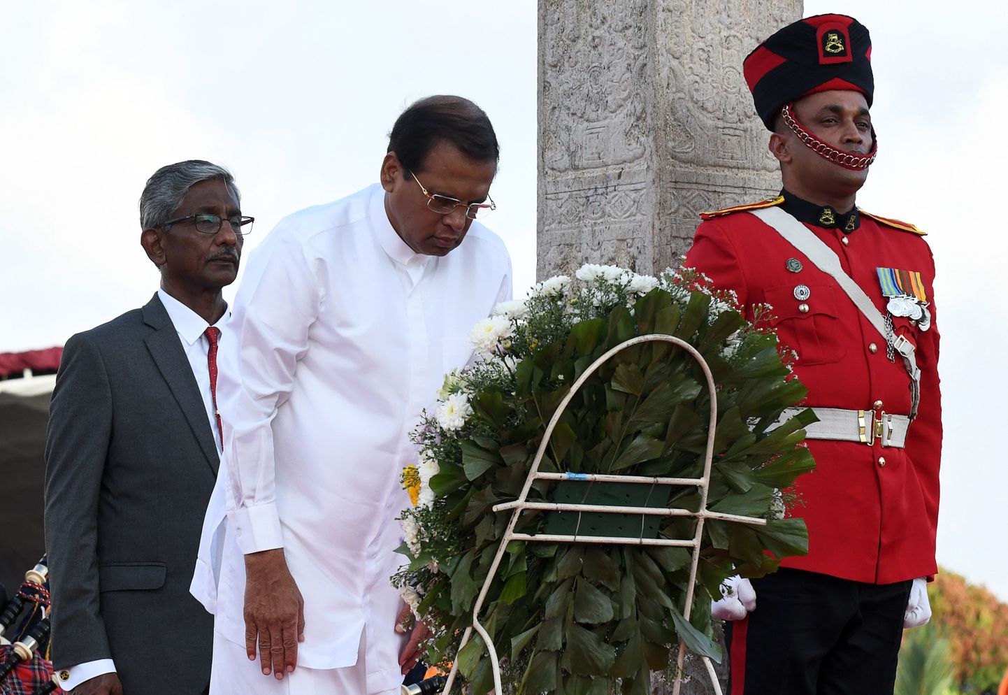 Sri Lanka president Maithripala Sirisena paneb Colombos pärja sõjakangelaste mälestusmärgile.