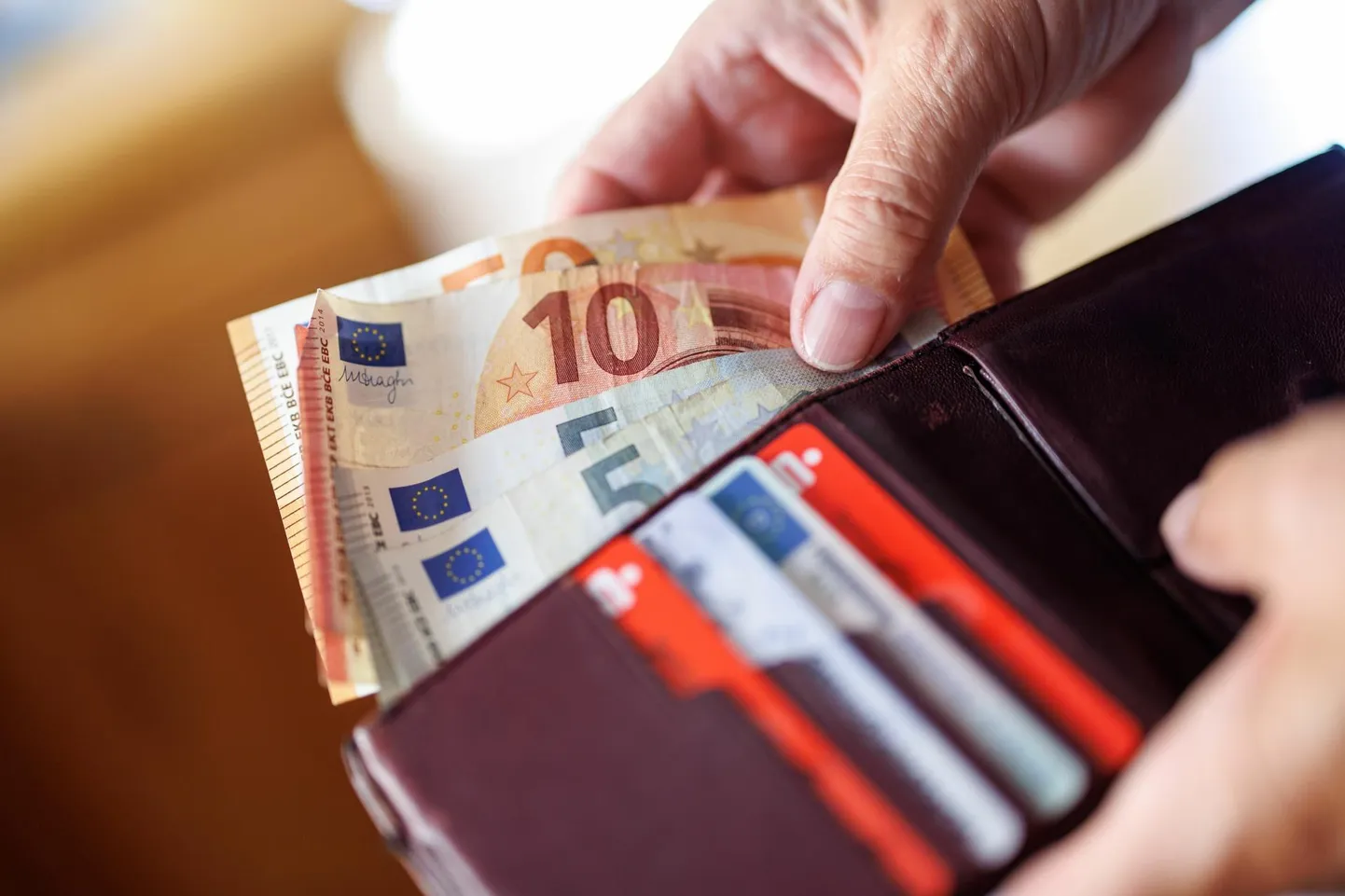 Maksumuudatused viivad Eesti inimeste rahakotist välja arvestatava summa.