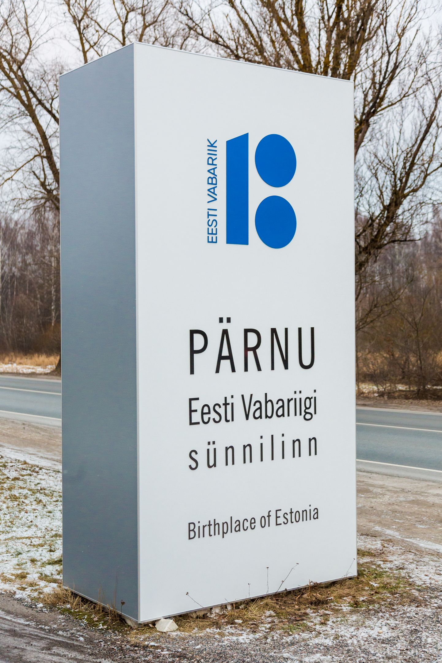 "Eesti Vabariik 100" logo ja linna tunnuslauset "Pärnu – Eesti Vabariigi sünnilinn" eksponeeriv tulp.