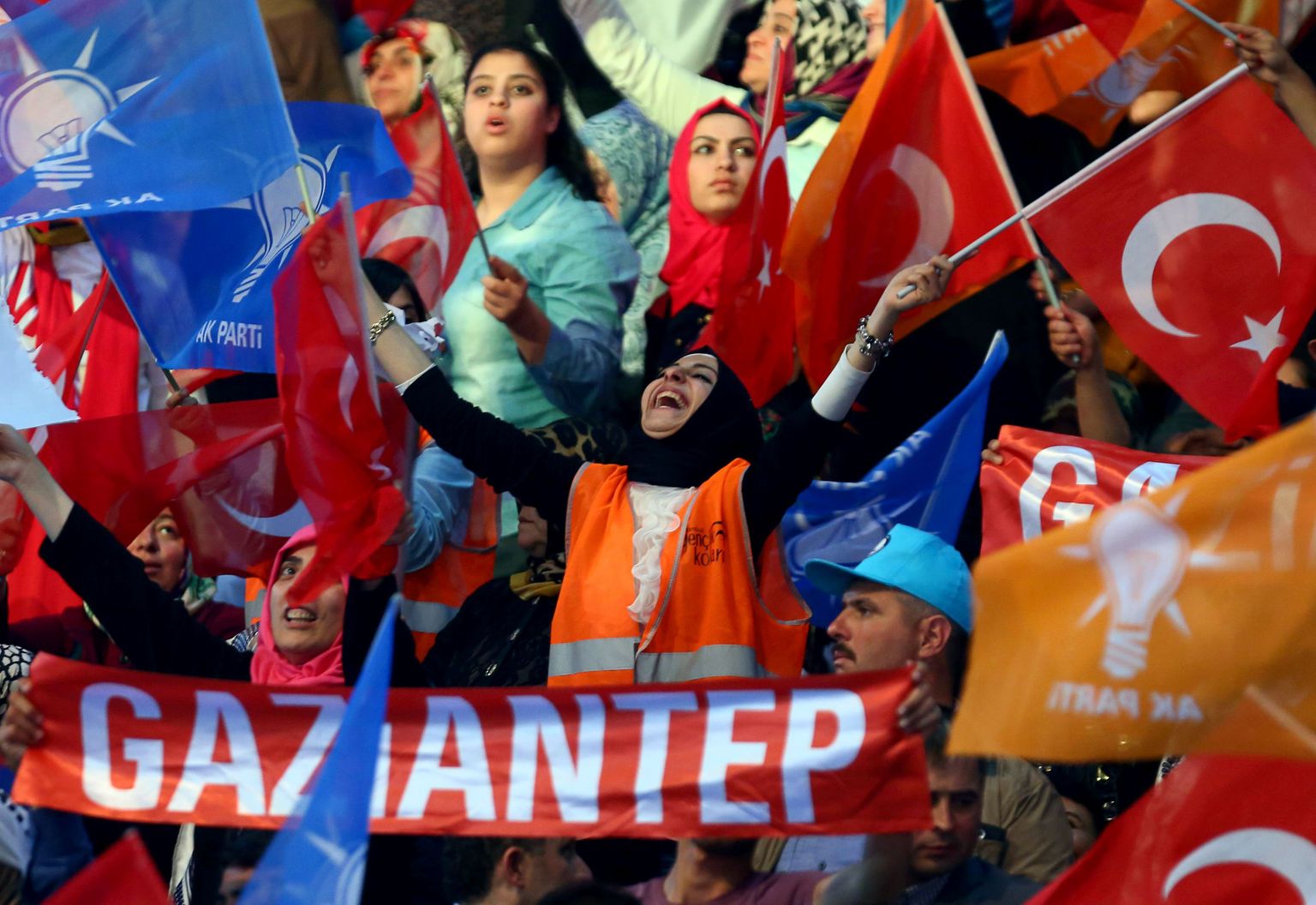 Türgi võimupartei AKP toetajad äsja lõppenud parteikongressi ajal Ankaras.
