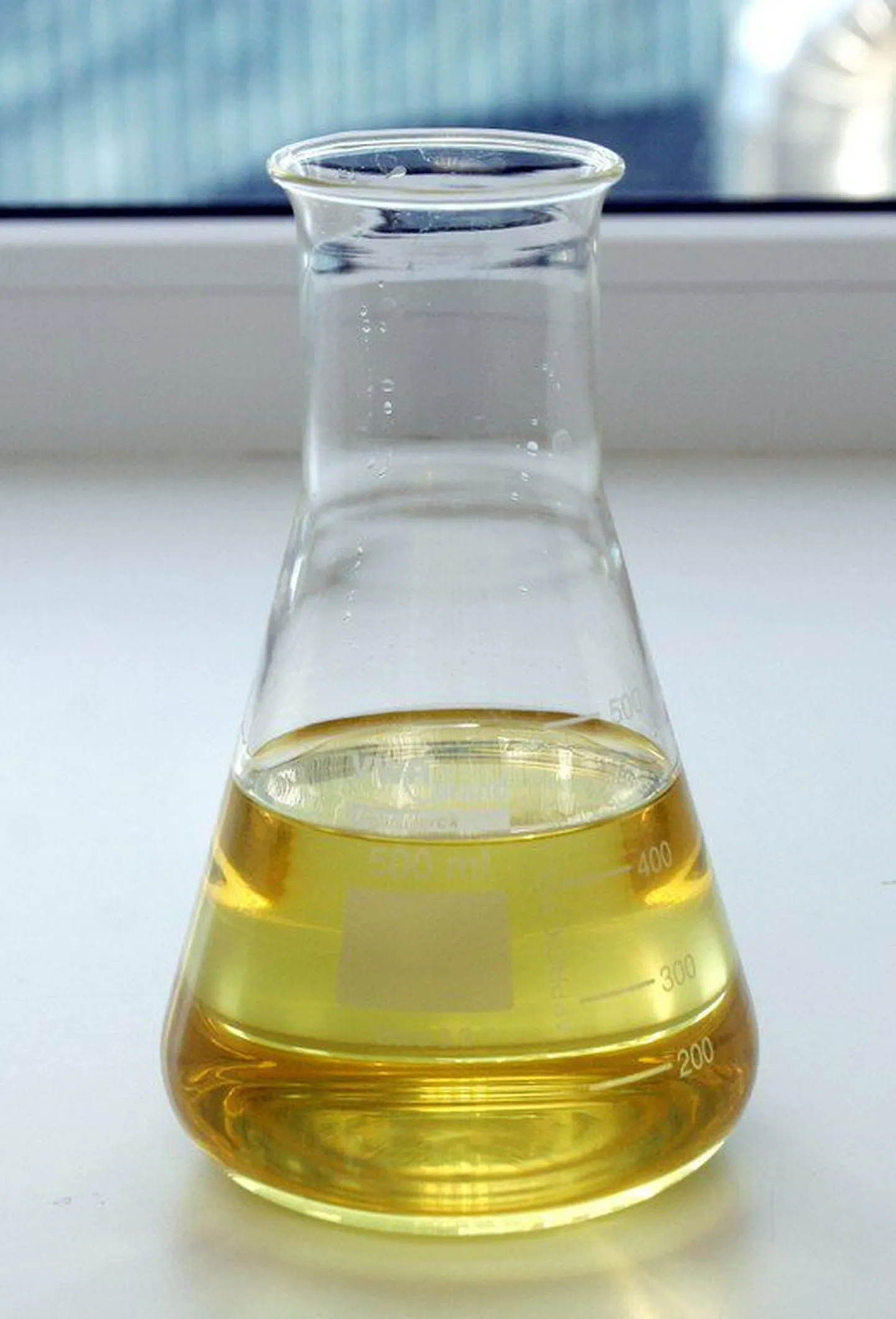 Biodiislikütusega katseklaas.