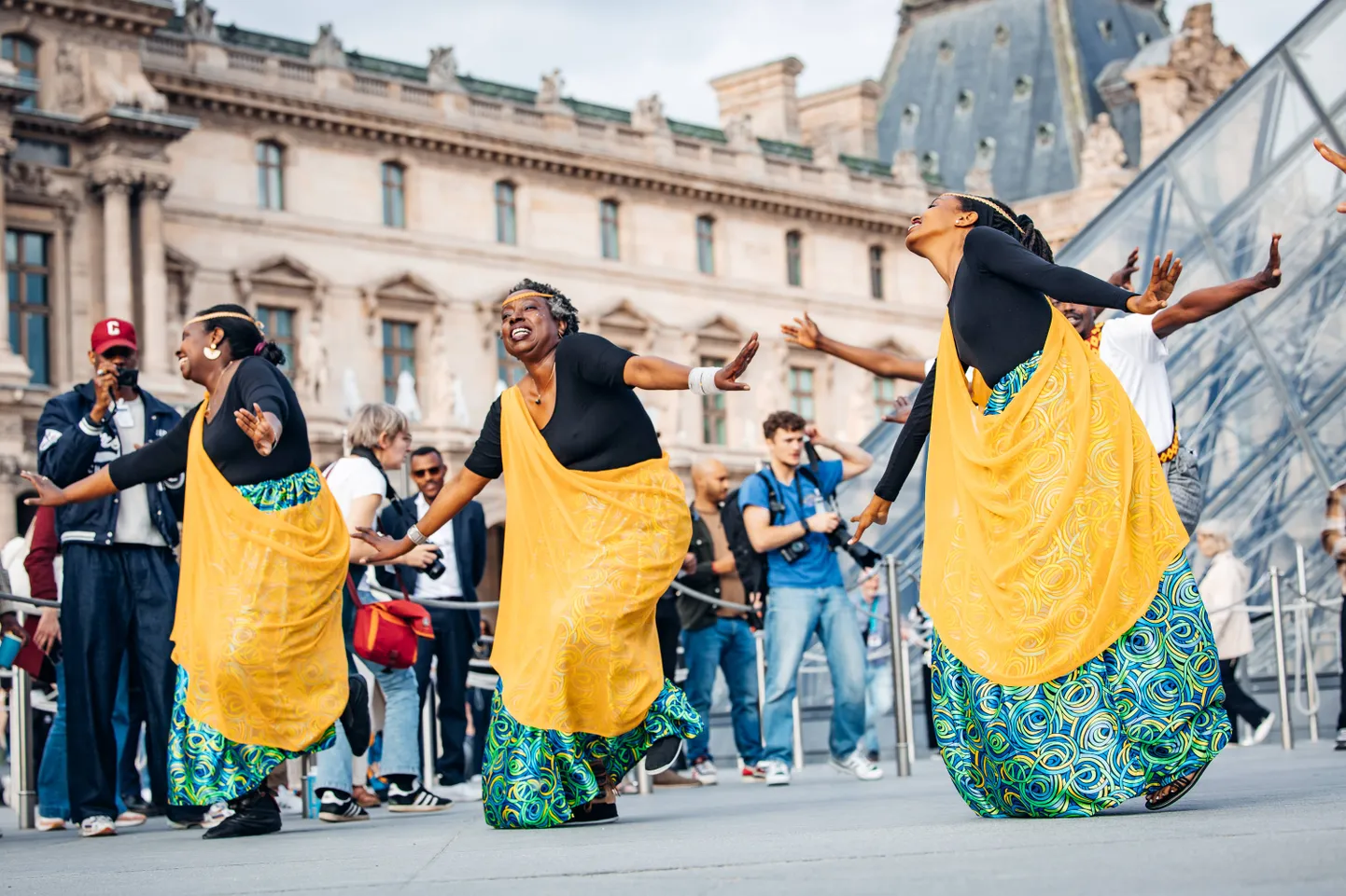 Rwanda tantsijad Burundi kuninglike trummidega. Euroopa muuseumide öö, Pariis 2025. Gaël Faye kutsub Rwanda kuulsad intore-tantsijad esimest korda esinema koos Burundi (UNESCO maailmapärandi nimistusse kuuluva) kuninglike trummidega. Etendus toimus Louvre'i muuseumi sissepääsu eeshoovis.