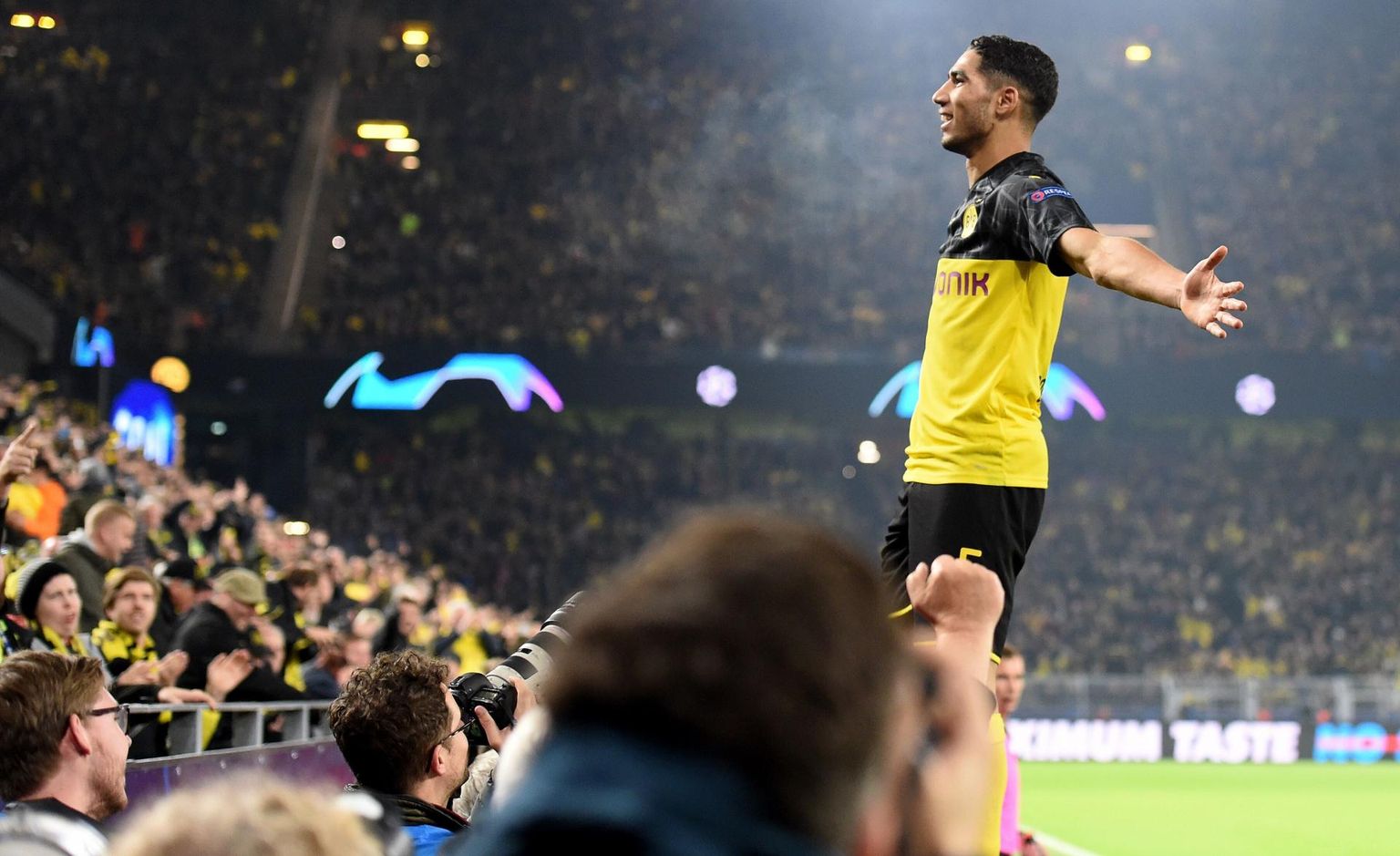 Dortmundi mängija Achraf Hakimi tõusis võiduväravat tähistades väljakut ja tribüüni eraldavale barjäärile.