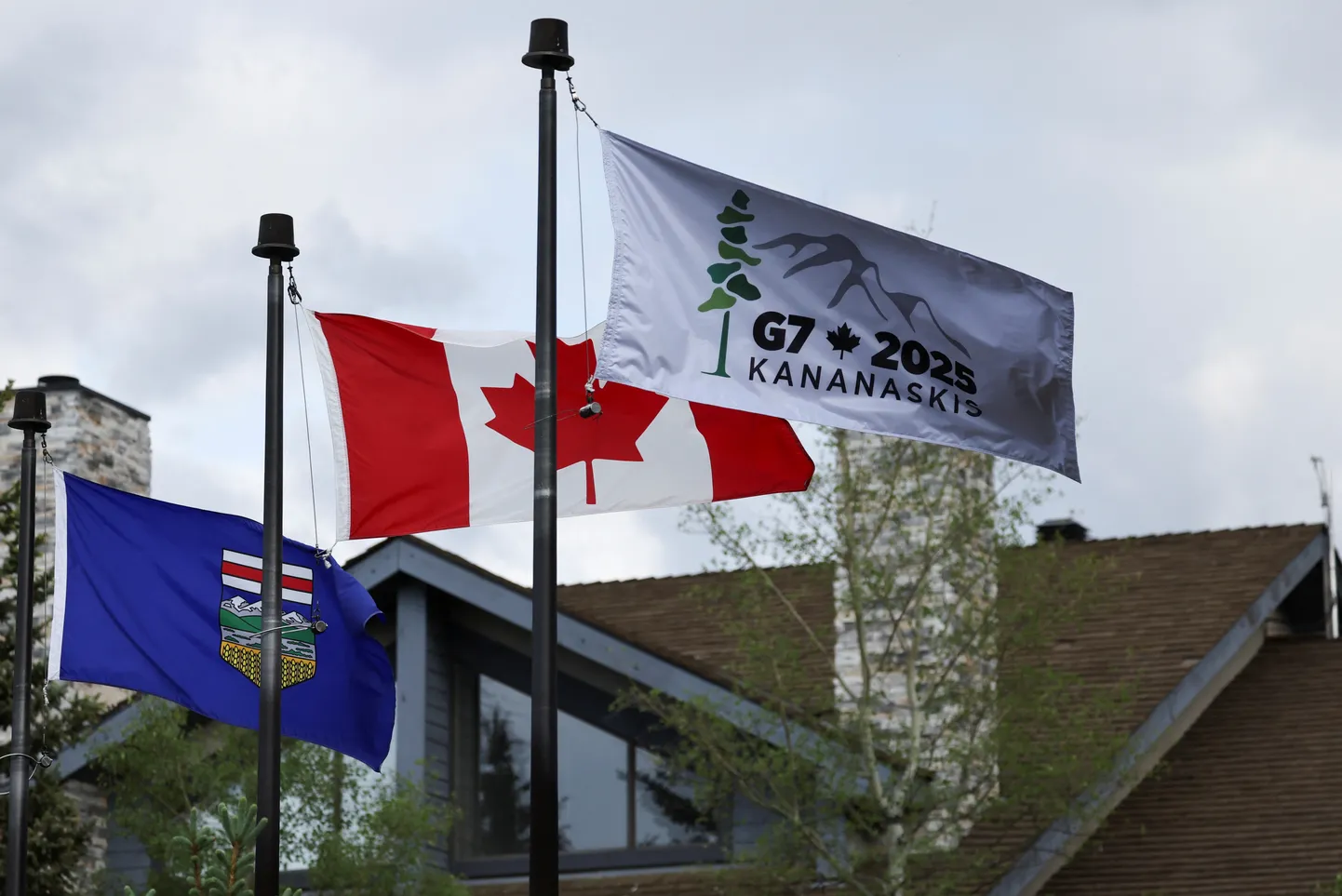 G7 riikide juhtide tippkohtumine leiab aset 16. ja 17. juunil 2025 Kanadas Kaljumäestikus asuvas Kananaskises. Lipud vasakult: Alberta lipp, Kanada lipp ja G7 kohtumise lipp