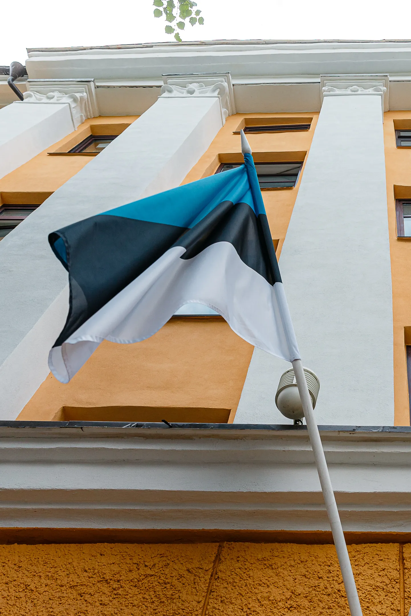 Флаг Эстонии на фасаде здания.