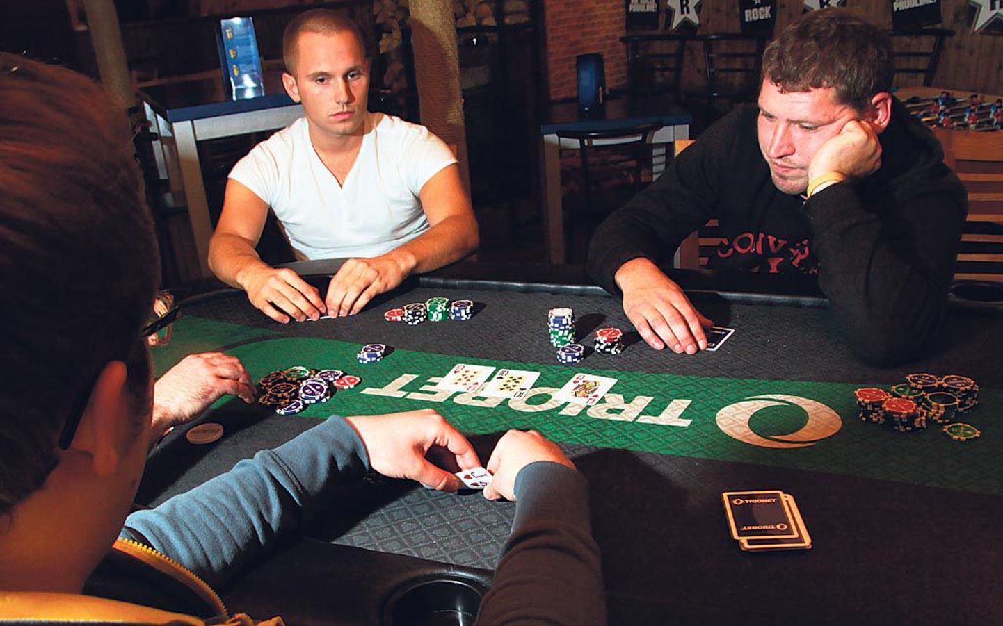 21aastast Kristjanit ja 28aastast Hannest näeb sageli pokkerit mängimas Pärnus Vana turu kõrval asuvas baaris 2 Paari.