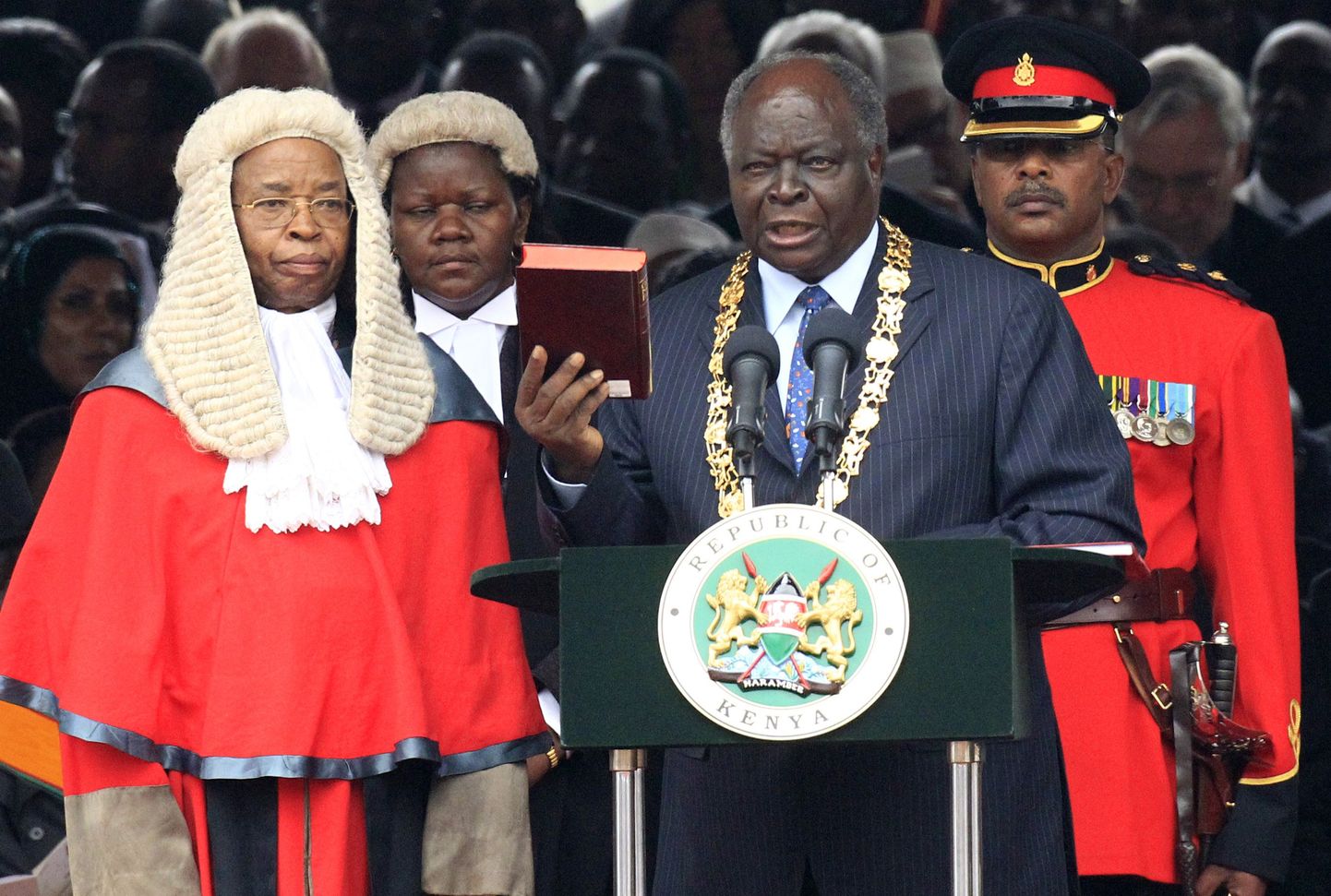 Keenia president Mwai Kibaki põhiseaduse ratifitseerimisel.