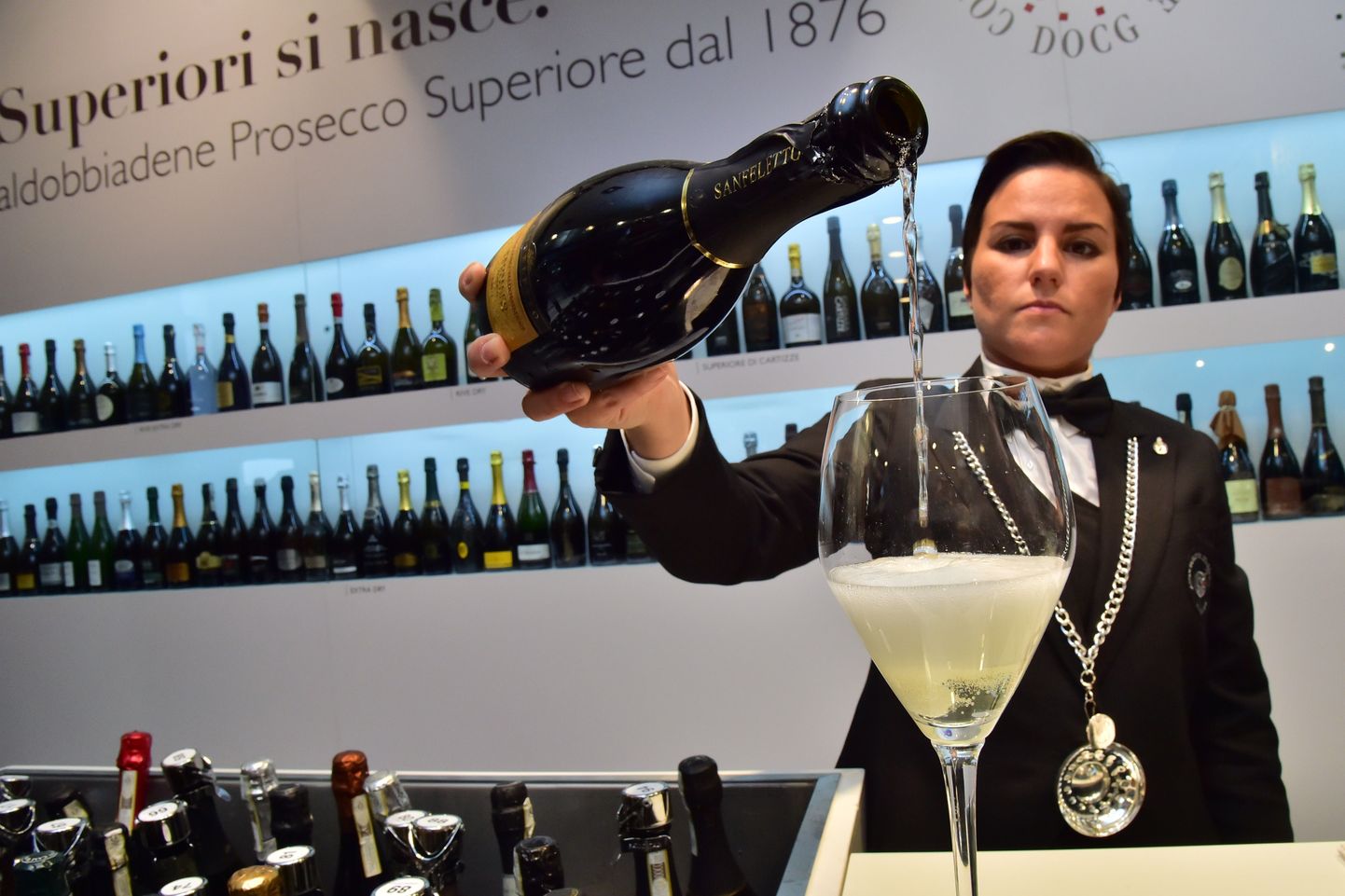 An Italian vendor serves Prosecco Valdobbiane superior, on March 23, 2015 at the Vinitaly exposition in Verona. AFP PHOTO / GIUSEPPE CACACE
