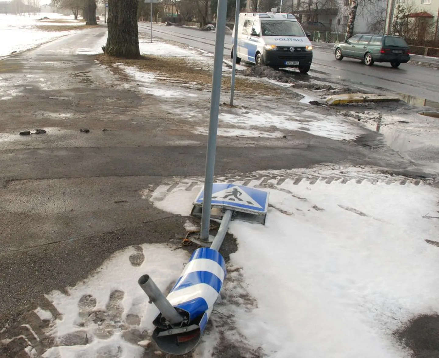 Seni tabamata juht sõitis Tartus Ravila tänavas maha liiklusmärgi.