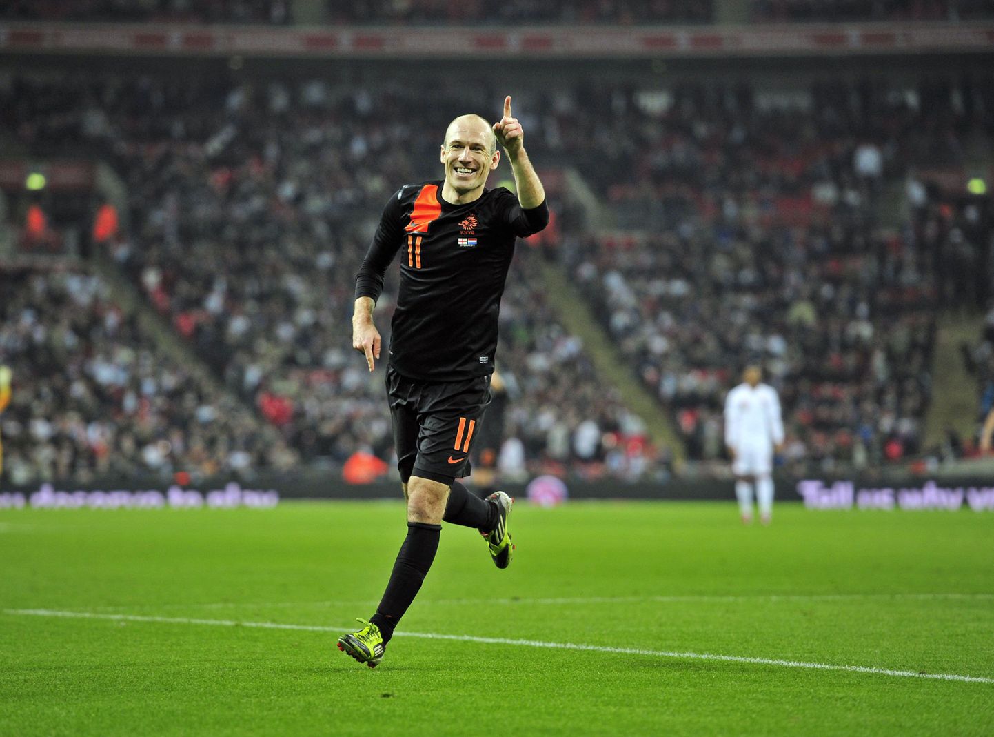 Arjen Robben lõi inglaste väravavõrku kaks palli.