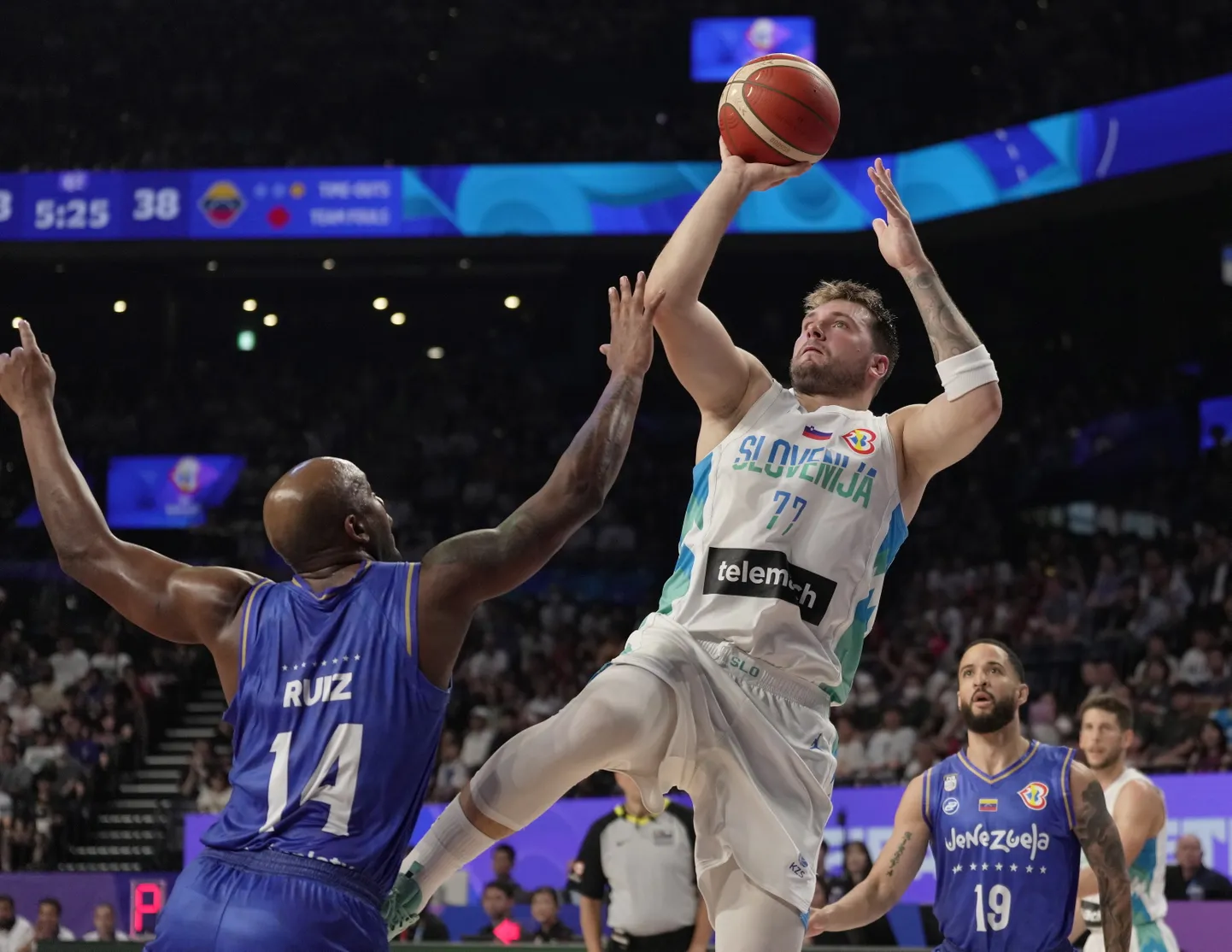 Luka Doncic (palliga) alustas MMi võimsalt.