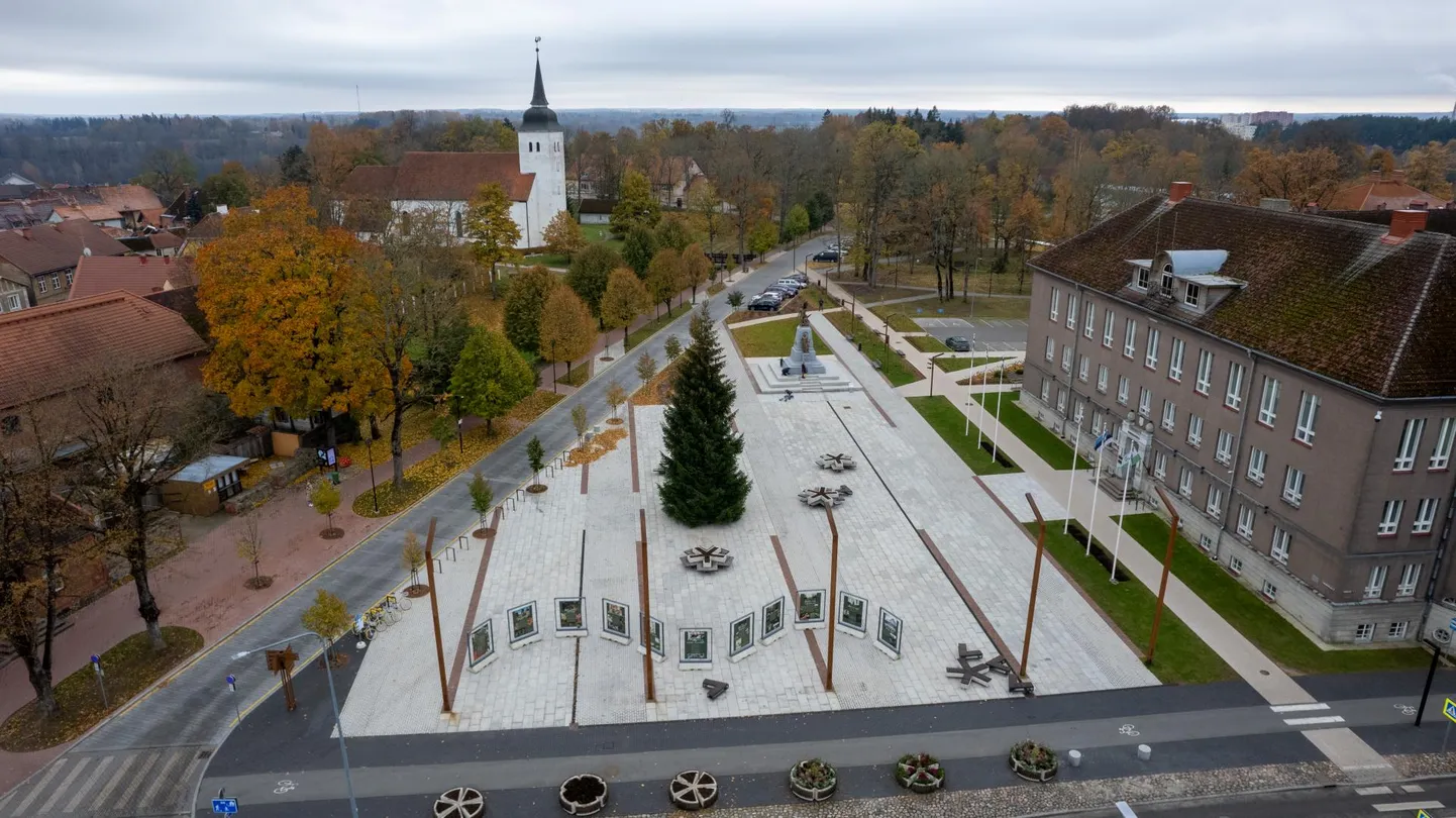 Pildil olev jõulupuu jõudis Viljandi Vabaduse paltsile eelmise aasta oktoobri lõpus ja pakkus silmailu aasta kõige pimedamal ajal. 