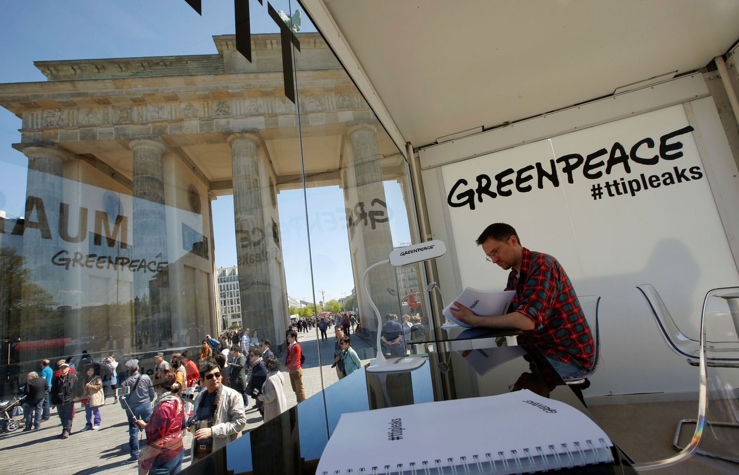 Esmaspäeval Berliinis Brandenburgi värava lähedal Greenpeace’i korraldatud aktsioonil said huvilised lugemiskabiinis tutvuda lekkinud kõneluste materjalidega.