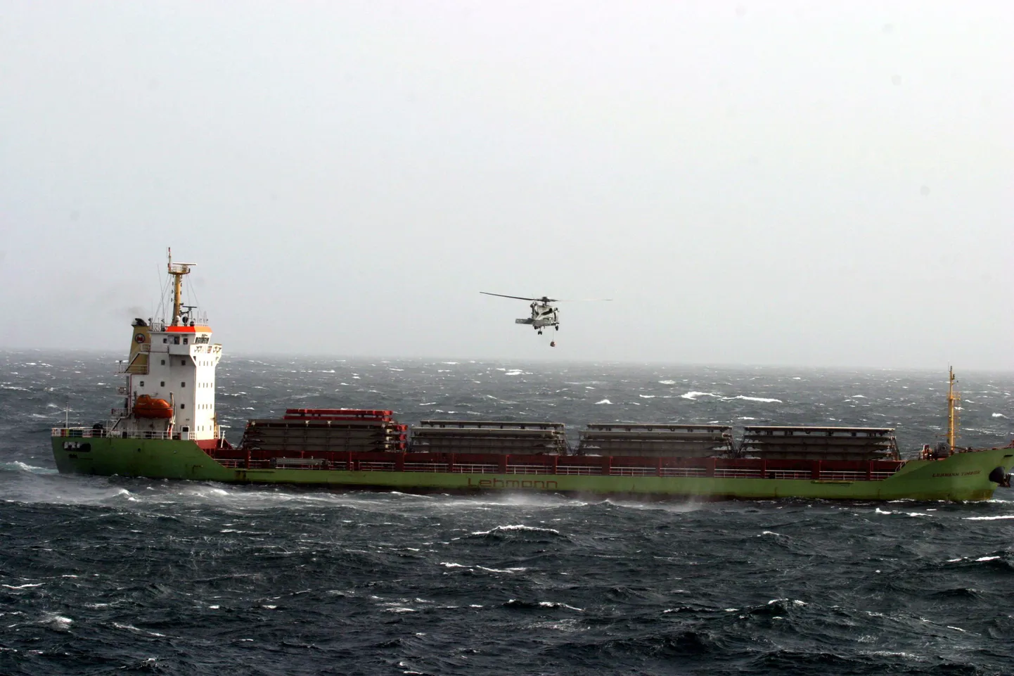 USA mereväealuse USS Momsen helikopter SH-60 Seahawk viimas vett ja toitu triivivale Saksa kaubalaevale MV Lehmann Timber, mille pardal on ka eestlasest tüürimees Ardo Kalle.