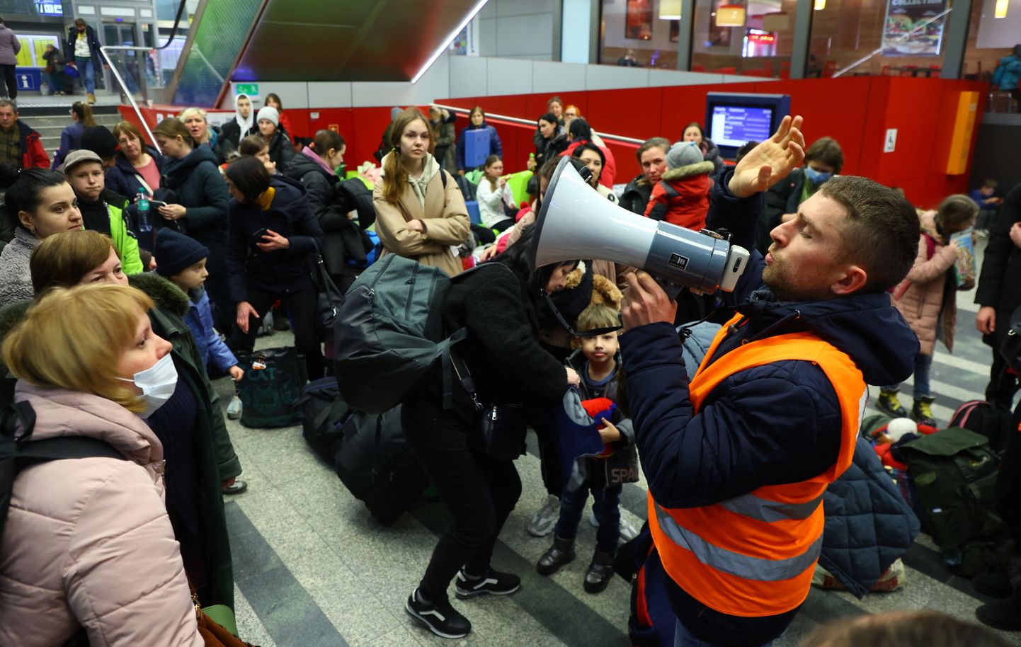 Ukraina põgenikud Poolas Krakowi rongijaamas oodates Berliini suunduvat rongi.