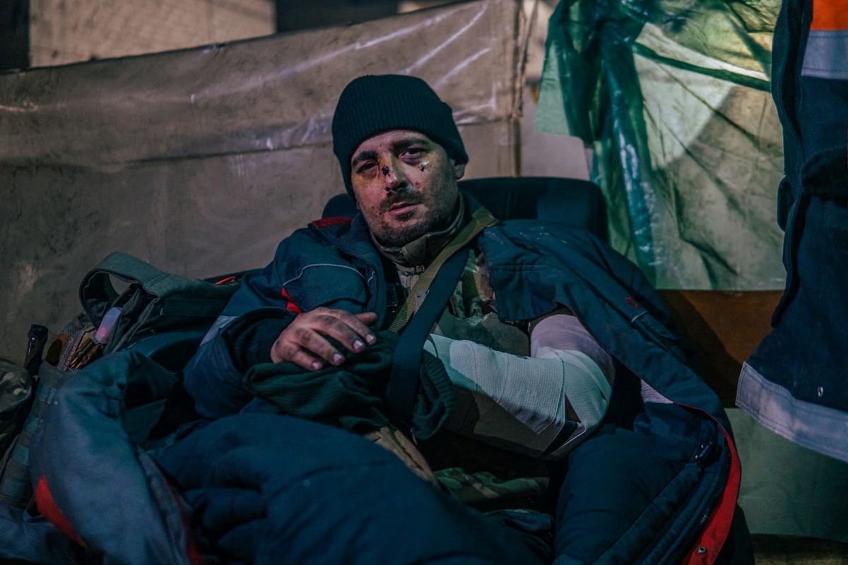 Ievainots ukraiņu karavīrs "Azovstaļ" bunkuros ierīkotā slimnīcā