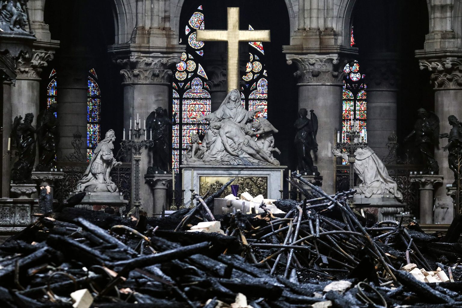 Ugunsgrēka postījumi Parīzes Dievmātes katedrālē.