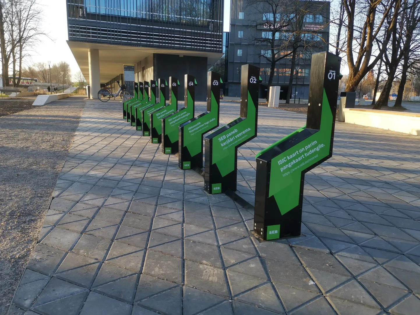 Tartusse paigaldati täna esimene elektrirataste laadimist võimaldav tasuta parklad, mis võimaldavad elektriliste tõuke- ja jalgrataste laadimist linnatänavatel.