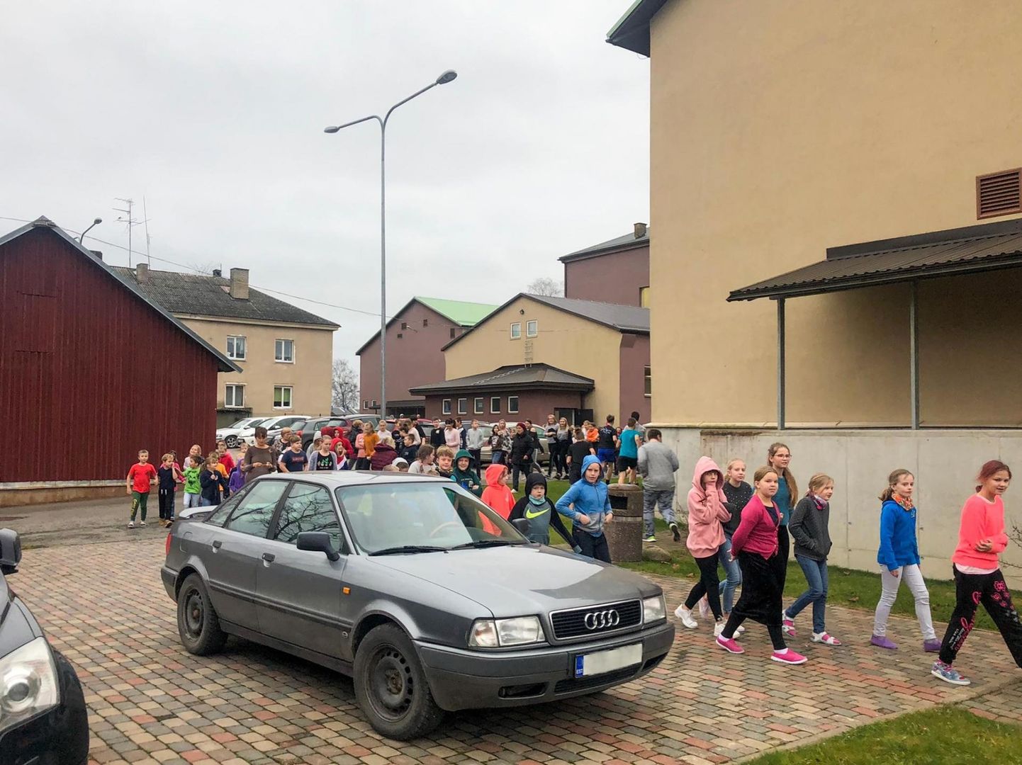 Vastavalt evakuatsiooniplaanile väljusid lapsed koolimajast ja kogunesid kõigepealt tenniseväljakule.