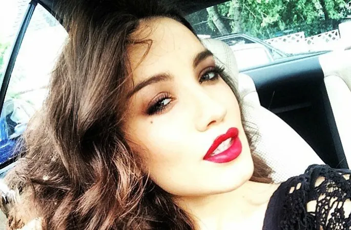 Бір уақытта бірі жалайды, екіншісі жалайды