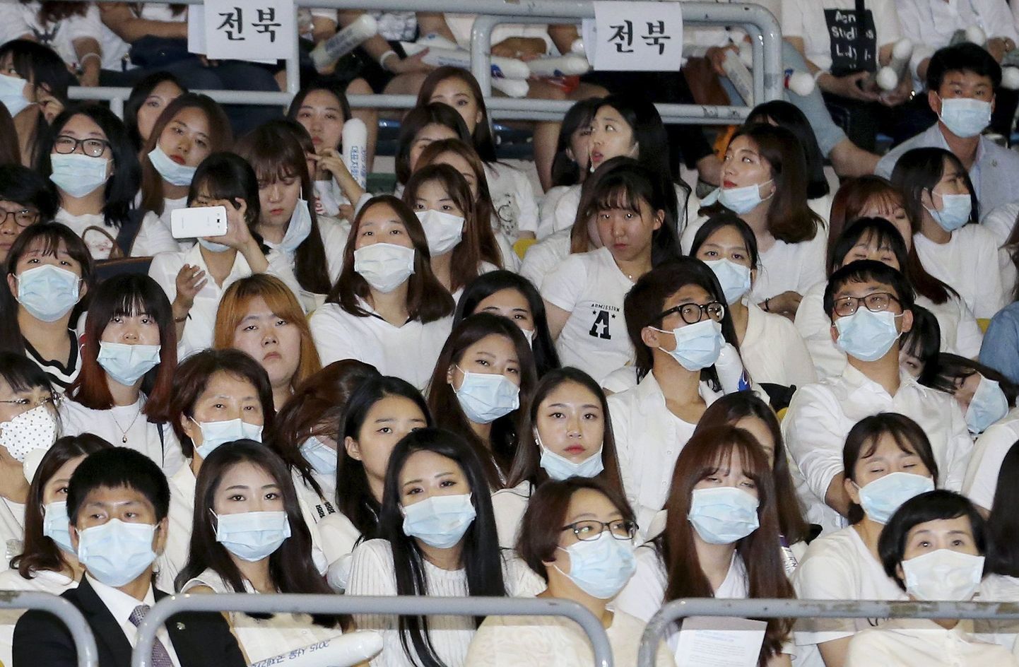 Lõuna-Korea õed kaitsemaskides.
