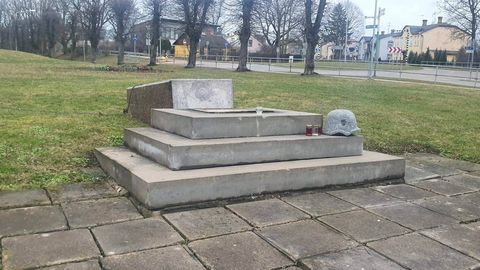 В Латвии неизвестные повалили памятник защитникам от советской оккупации