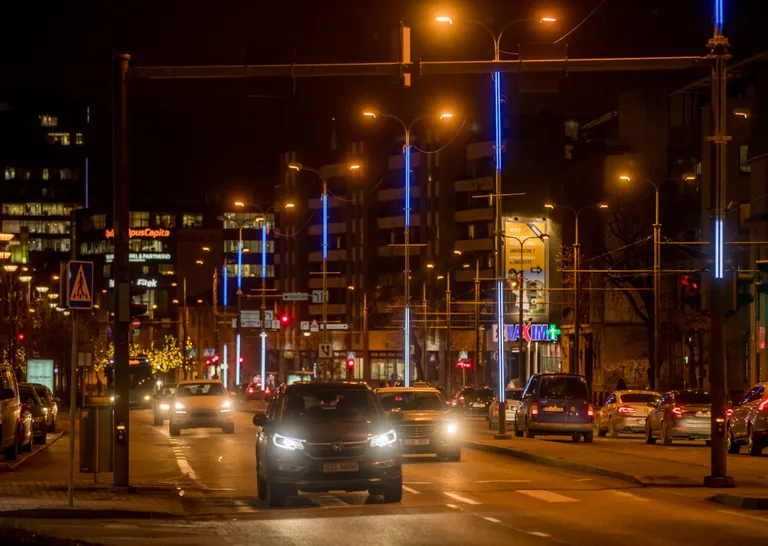 Sinimustvalge variatsioone mängivad ka Tartu maantee laternapostid.