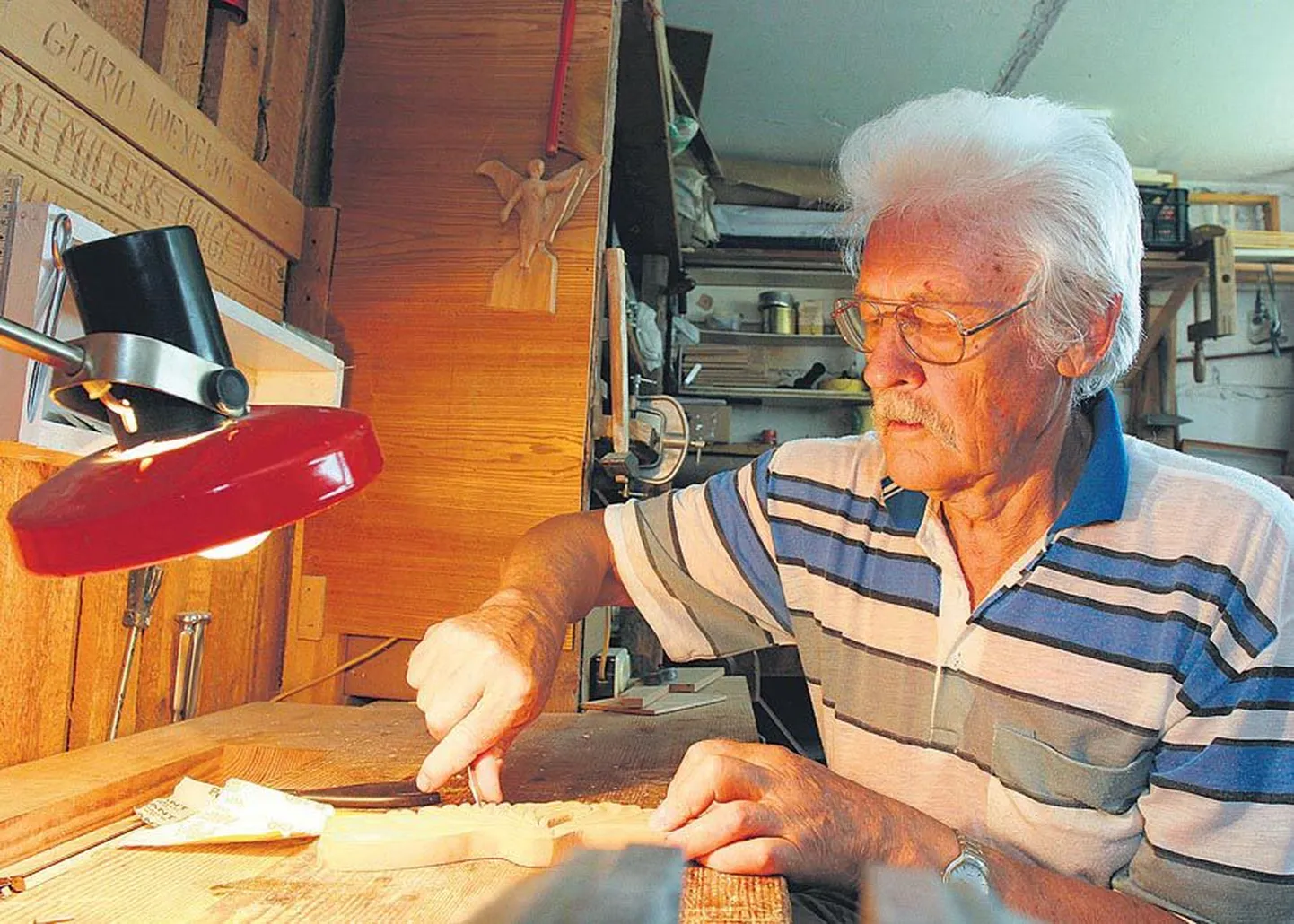 Terav skalpell ja tükike kaselauda ning kõrval ka liivapaber — Aivo Kirsil valmib keldrisse kohandatud töölaual järjekordne taies.
