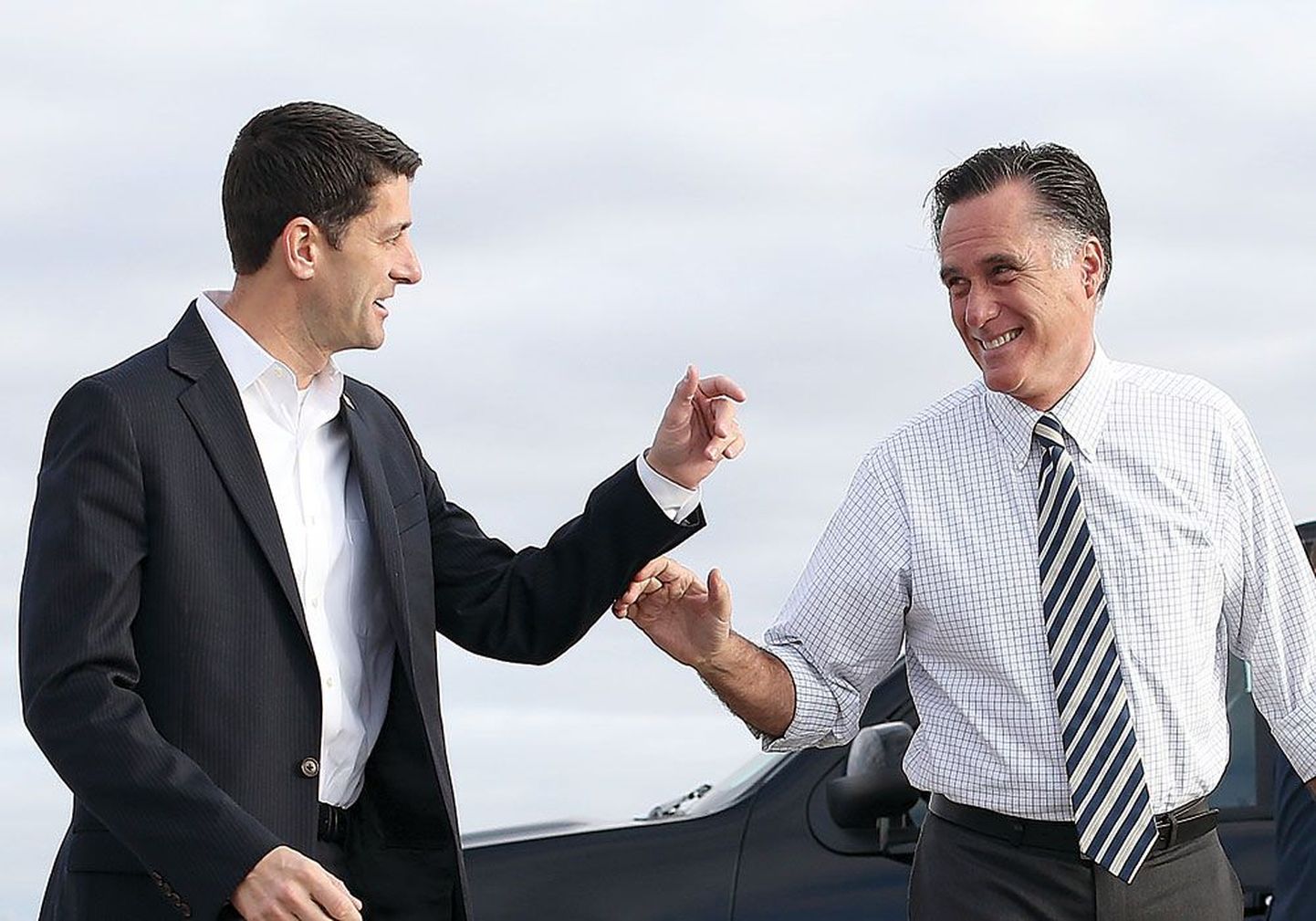 Республиканцы Пол Райан, кандидат на пост вице-президента, и Митт Ромни (справа), кандидат на пост президента, направляются к самолетам, чтобы отправиться на предвыборные мероприятия.
