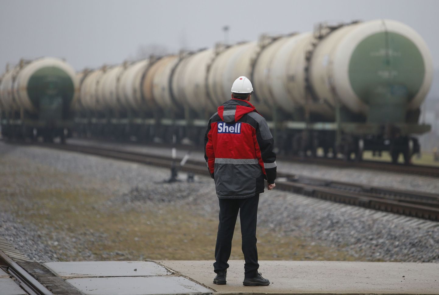 Raudteetsisternid määrdeainetega lahkuvad Royal Dutch Shelli Toržoki tehasest Venemaal Tveri lähedal. Ettevõte on viimasel ajal oma tegevust Vene turul kõvasti kärpinud.