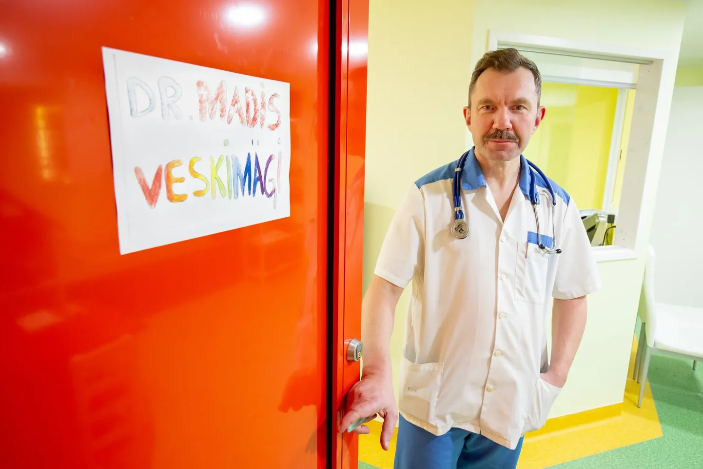 Madis Veskimägi tõdes, et on aastaid juhtinud tähelepanu meie meditsiinikorralduse vigadele, mille tõttu see süsteem ei saagi töötada, nagu peaks. Ta märkis, et sellele on juhtinud tähele­panu riigikontrolli auditid, välisvaatlejad ja võõrsil töötavad arstidki.