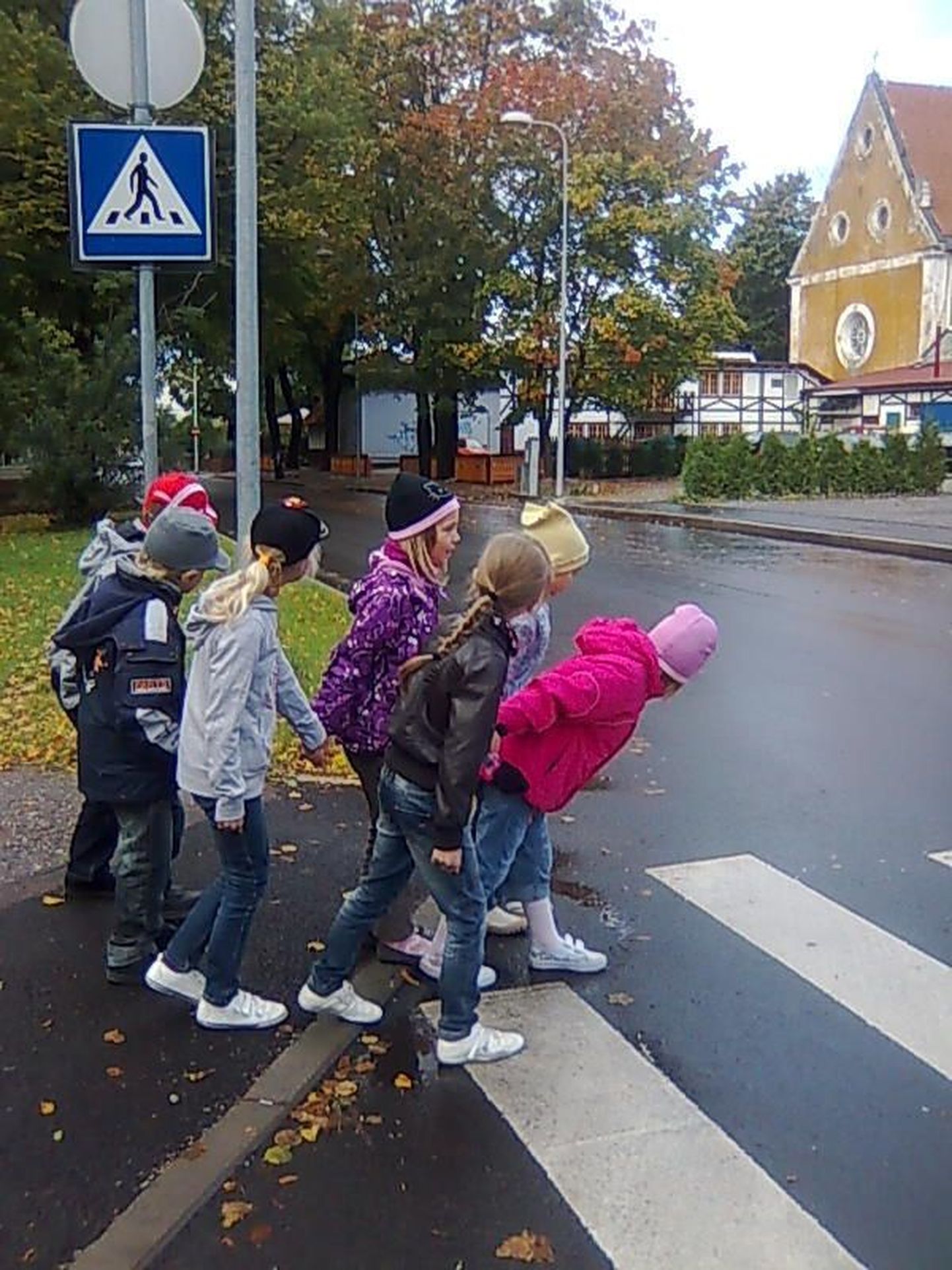 Lapsed õpivad tänaval turvaliselt liiklema.