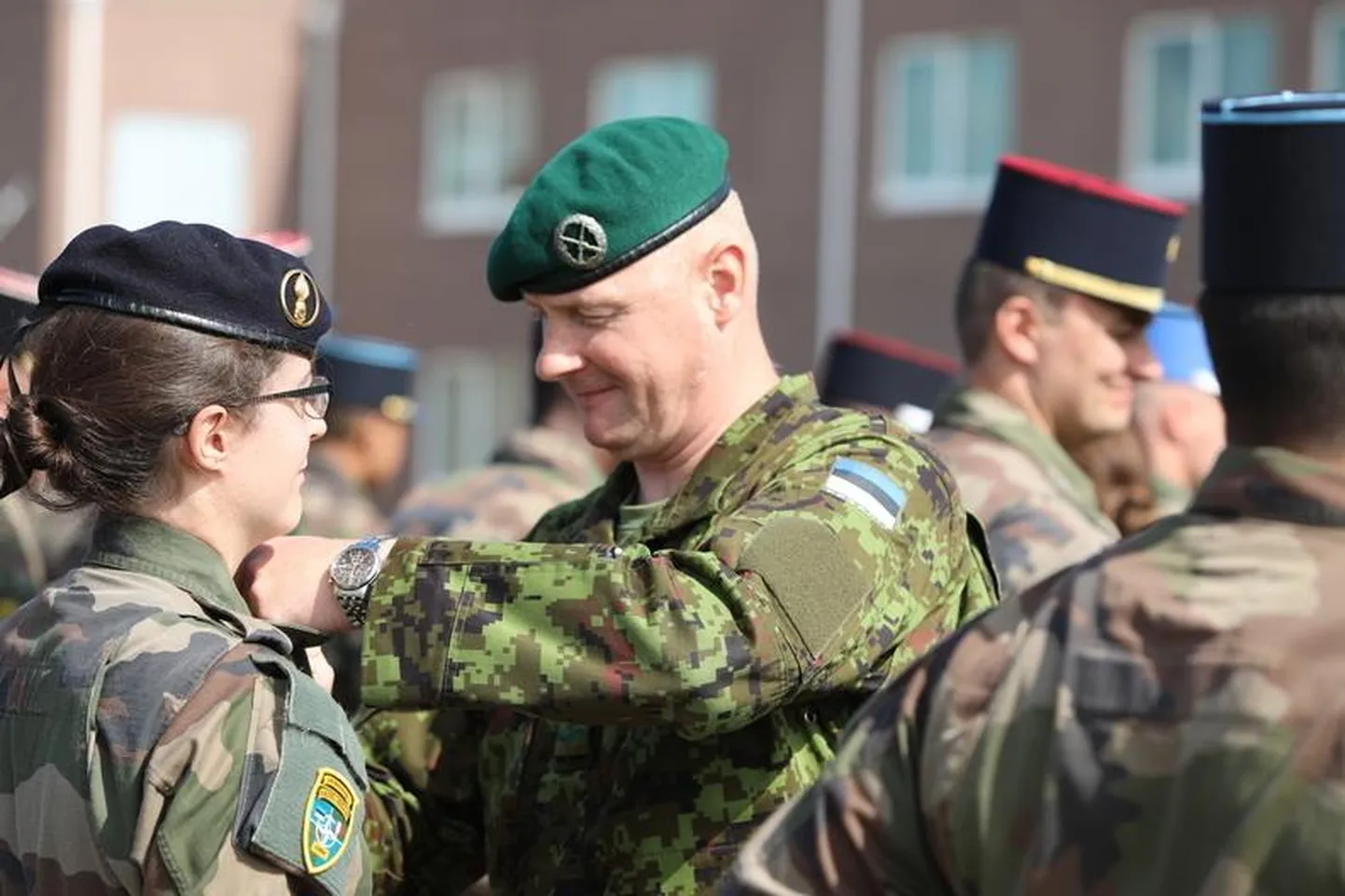 Prantsuse sõdurid said Tapal missioonimedalid.