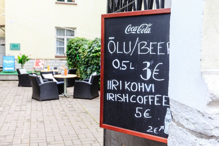 Самое дешевое пиво в Старом городе стоит 3 евро за пивную кружку