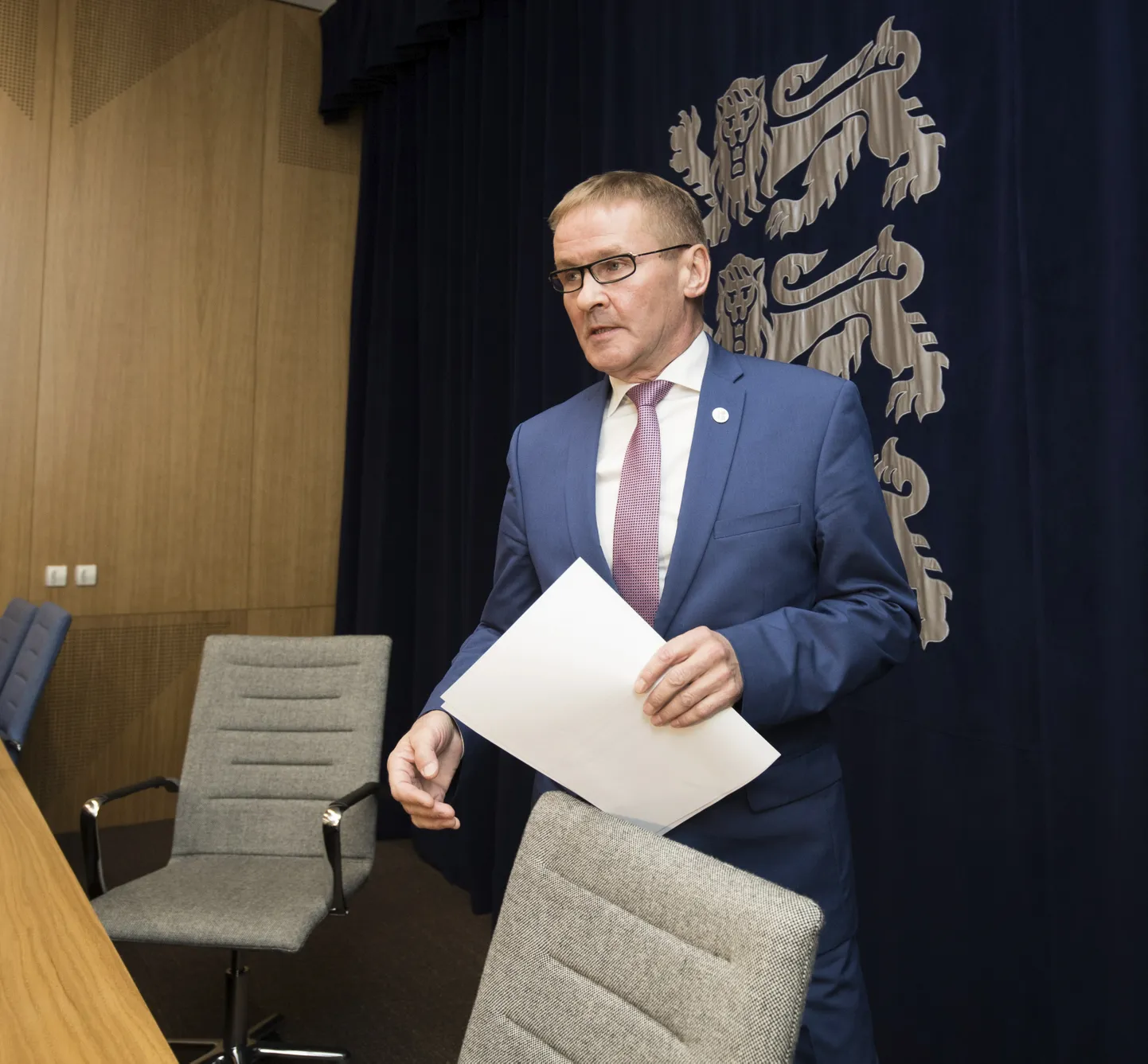 Minister Jaak Aab teatamas ajakirjanikele, et astub liiklusrikkumise pärast ametist tagasi.