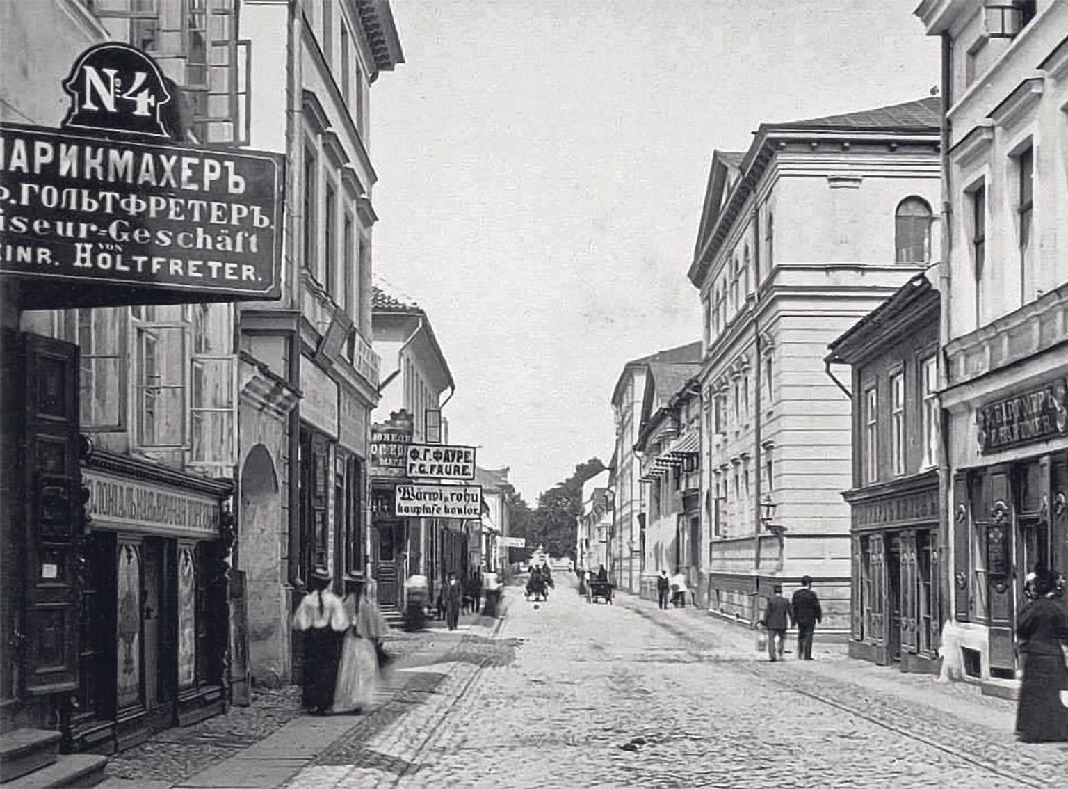 Selline nägi Rüütli tänav välja 20. sajandi alguses (suurel pildil). Paremalt teises kahekorruselises majas tegutses taanlase Holger Segerlini omanimeline restoran, hiljem (1935) ümbernimetatult Kuld Lõvi.