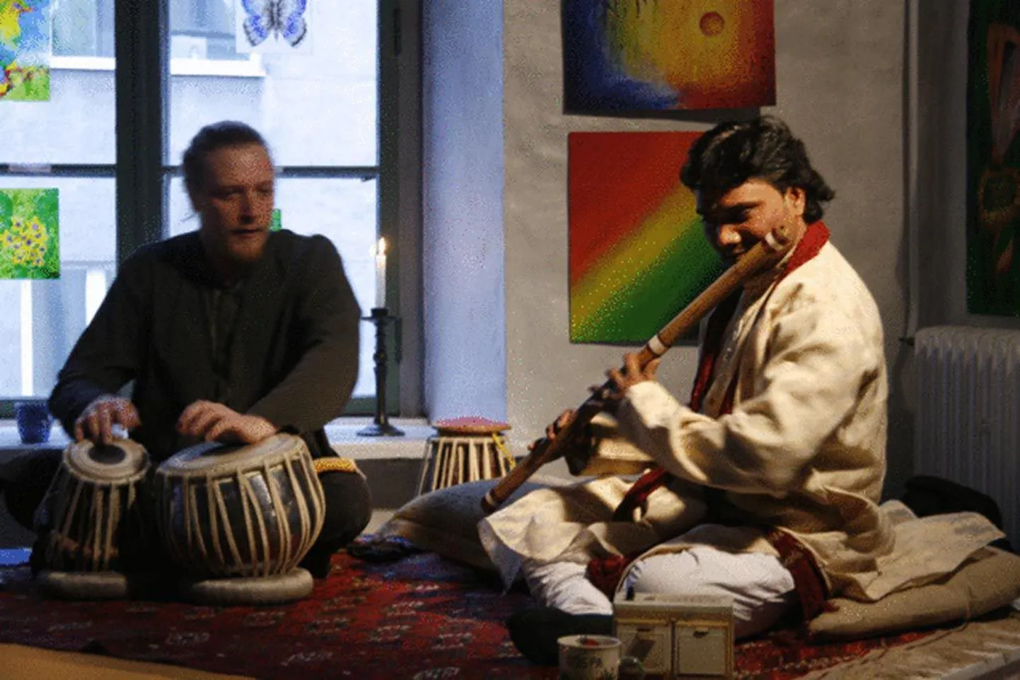 Ashok Kumar Mehta - iidsest Varanasi linnast pärit muusikatraditsioonide jätkaja (bansuri-bambusflööt). Arno Kalbus - aastaid Nepaalis ja Indias tablamängu täpset kunsti õppinud eesti muusik (tabla - rütmiinstrument).
