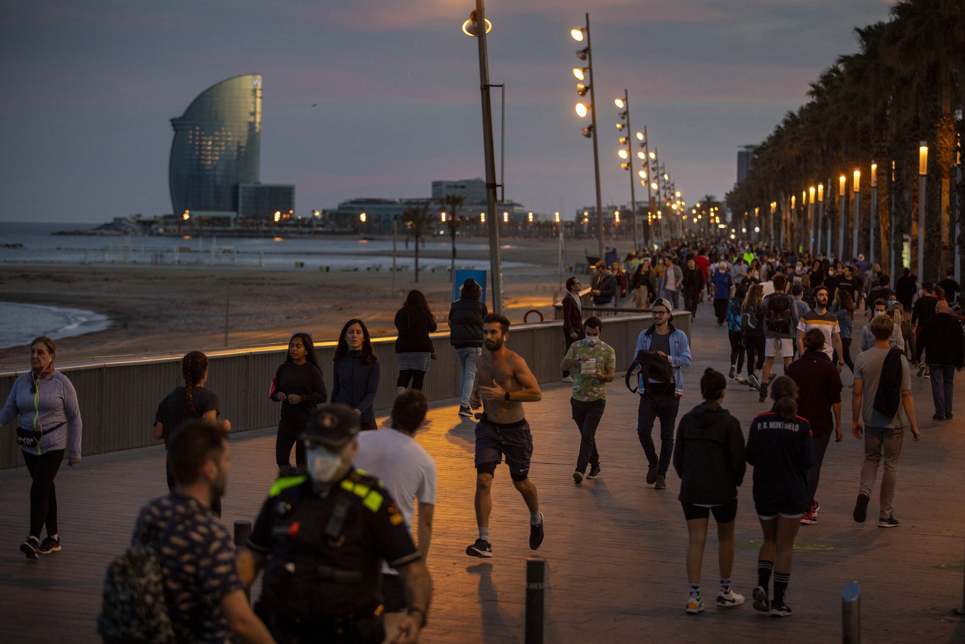 Isegi päikeseloojangu ajal oli laupäeva õhtul Barcelona promenaadil neid, kes värsket õhku nautisid. 